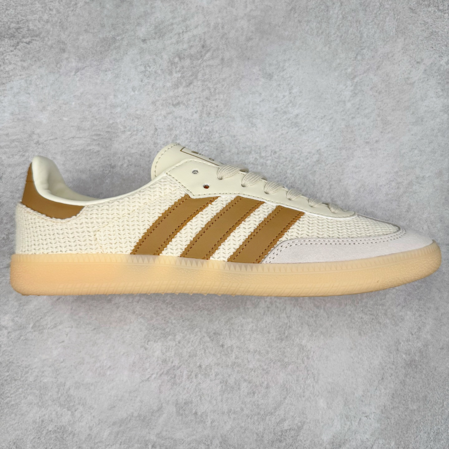 AD Original Samba OG 复古经典轻便板鞋 JQ2616 这款桑巴鞋展示了高质量的工艺 带有装饰的超锁缝制和无缝的手感 柔软、柔软的皮革造型和标志性的3条纹完成了精致的外观 正规合身鞋带 鞋面上有绒面鞋垫 橡胶鞋底 享受正畸套筒软感 自50年代首次亮相以来就一直在赢得粉丝的青睐 尺码：36 36.5 37.5 38 38.5 39 40 40.5 41 42 42.5 43 44 44.5 45-选品中心