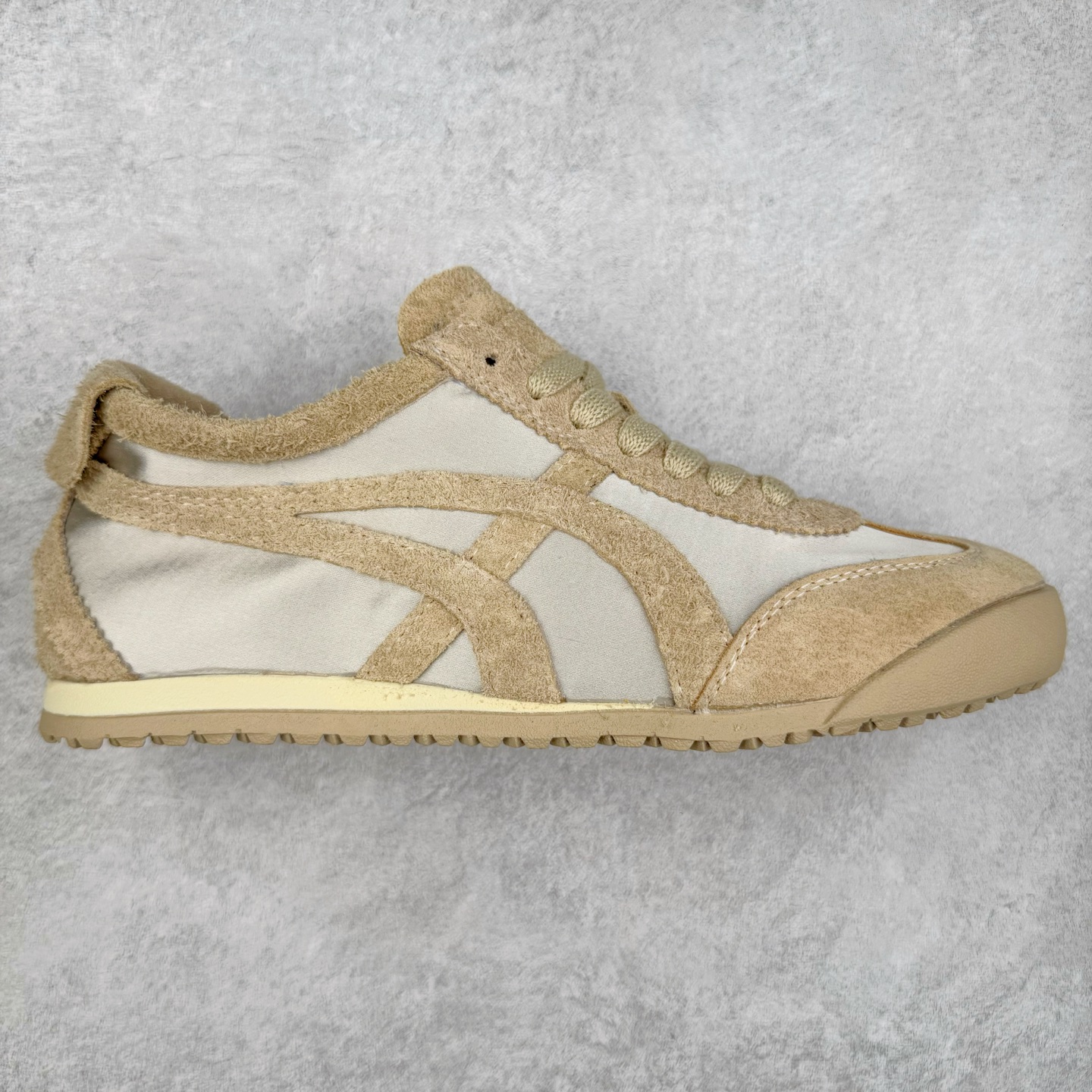 GG-CC阿甘德训鞋2.0系列复古风芭蕾舞鞋GGCC薄底百搭休闲运动鞋系列 广东大厂品质 25ss春季新款 全手工拉帮工艺成型 反绒牛皮革拼接头层皮饰片鞋面材质 鞋身原装高密度防刮尼龙面料,极好柔软效果 双春日踏青舒适度和少女感 德训鞋界的白月光🌙 长时间走路和站立都不累脚 不管怎么搭配都好看 尺码：35 36 37 38 39 40-选品中心