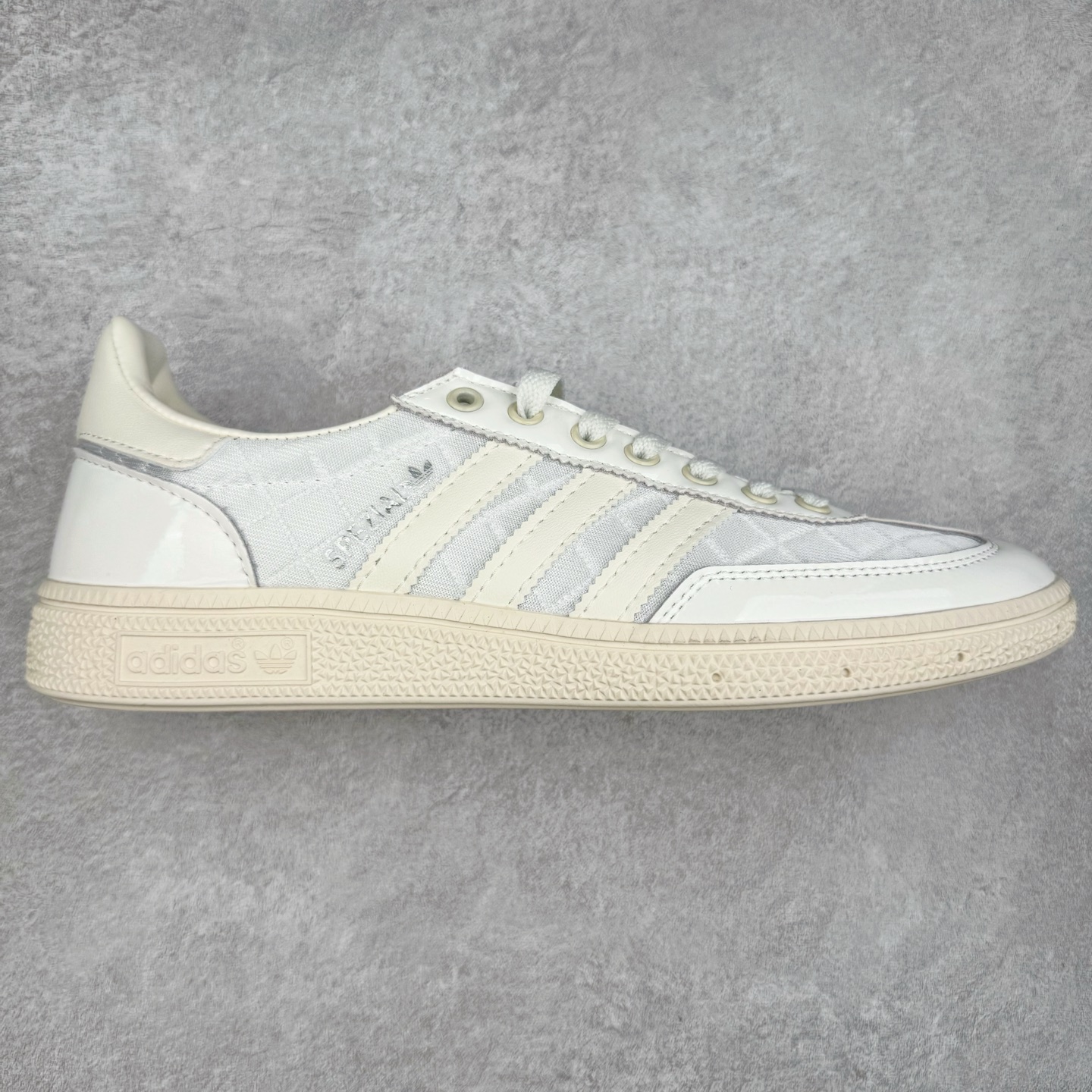 AD Originals Handball SPZL 手球运动员系列百搭休闲运动板鞋 KJ0854 这款来自阿迪达斯的这款HANDBALL SPZL前身是一双手球运动鞋，这一次拿来复刻，所以鞋面的主要色彩选用了黑色， 鞋面外侧除了Spezial字母之外还有三叶草标志。Handball SPZL作为复古手球训练鞋与作为室内足球鞋的Samba有着异曲同工之处，但是质感更为出众的鞋身以及丰富的配色选择比起Samba来讲可以说是更胜一筹了！尺码：36 36⅔ 37⅓ 38 38⅔ 39⅓ 40 40⅔ 41⅓ 42 42⅔ 43⅓ 44 45-选品中心