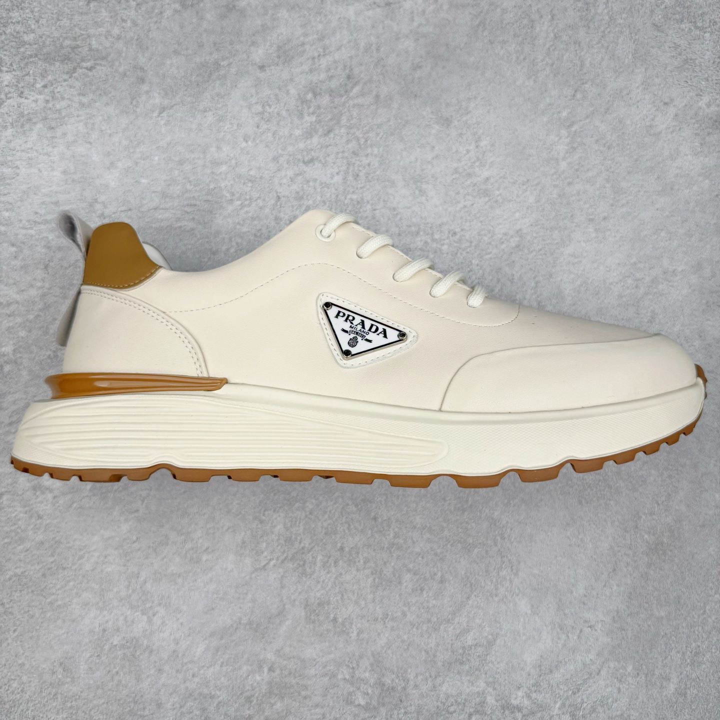 PRADA普拉达 厚底徽标系带运动休闲男鞋系列 #广东大厂品质 专柜同步 大气个性更潮更抢眼更追求档次,它将颠覆旧念,与您共度时尚潮人必备! 面料采用原版进口小牛皮 牛皮内里垫脚 橡胶发泡大底 轻便防滑耐磨 脚感舒适 款式耐看做工精细 配以简洁利落的鞋楦 彰显男人的果敢和硬朗 尺码:39-44(皮鞋码)-选品中心