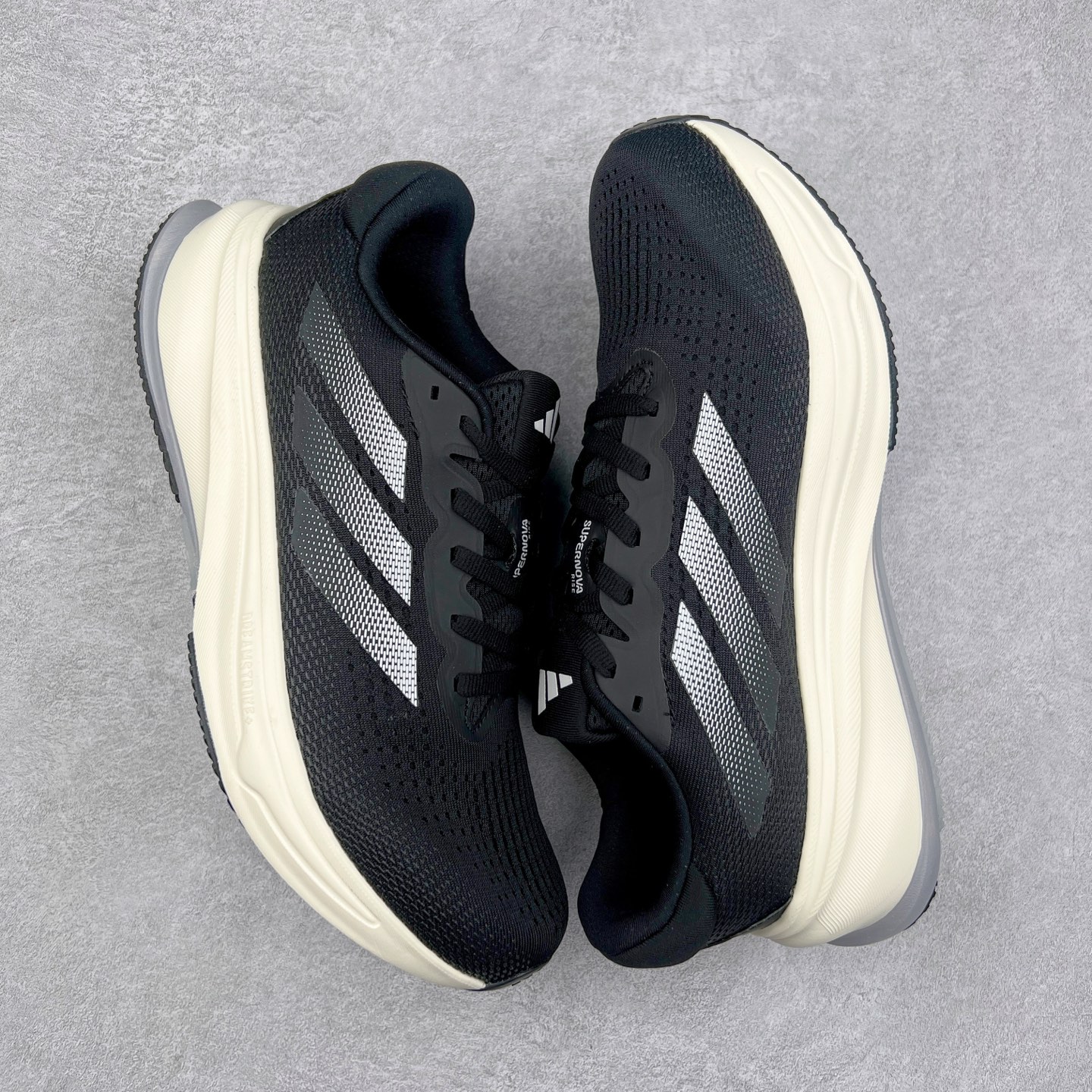 图片[3]-AD Supernova Rise 阿迪全新休闲轻跑鞋 款鞋采用了Dreamstrike+ 中底 将缓冲材质与柔软的织物相结合 以最大限度地减少刺激性摩擦和慢跑后水泡的可能性 在美学方面 Supernova Rise 从自然和生物中汲取灵感 如深色底色和半绿色细节 尺码：36 36.5 37.5 38 38.5 39 40 40.5 41 42 42.5 43 44 44.5 45-选品中心