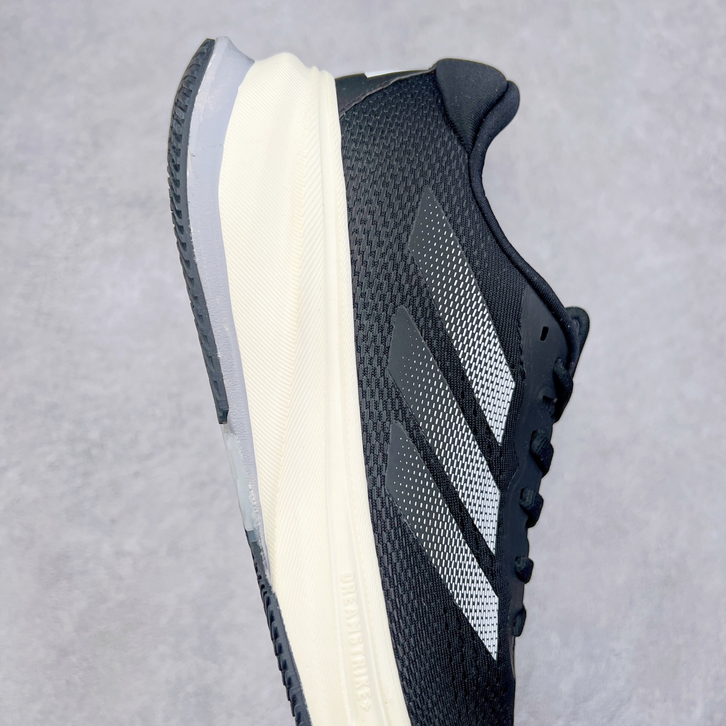 图片[6]-AD Supernova Rise 阿迪全新休闲轻跑鞋 款鞋采用了Dreamstrike+ 中底 将缓冲材质与柔软的织物相结合 以最大限度地减少刺激性摩擦和慢跑后水泡的可能性 在美学方面 Supernova Rise 从自然和生物中汲取灵感 如深色底色和半绿色细节 尺码：36 36.5 37.5 38 38.5 39 40 40.5 41 42 42.5 43 44 44.5 45-选品中心