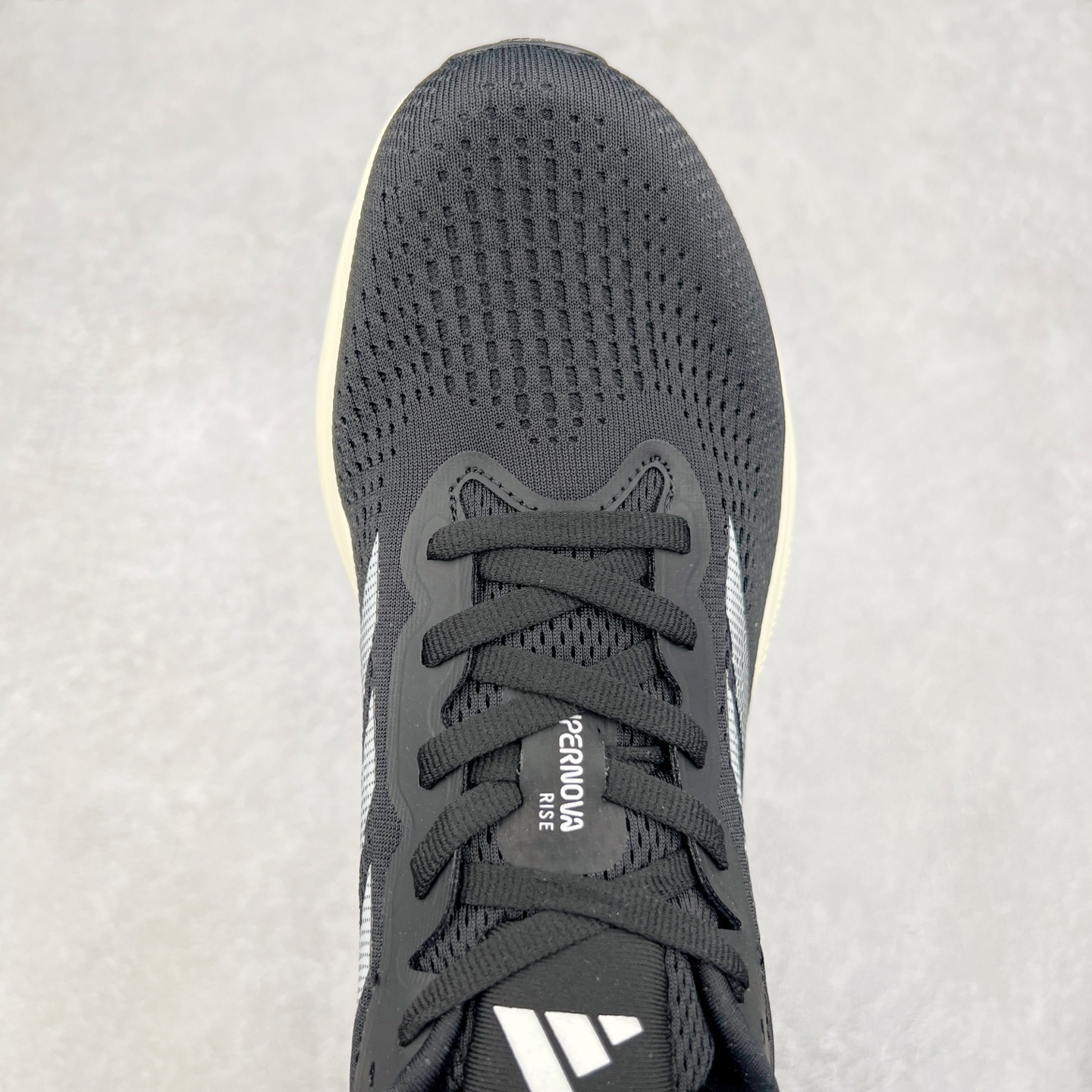 图片[4]-AD Supernova Rise 阿迪全新休闲轻跑鞋 款鞋采用了Dreamstrike+ 中底 将缓冲材质与柔软的织物相结合 以最大限度地减少刺激性摩擦和慢跑后水泡的可能性 在美学方面 Supernova Rise 从自然和生物中汲取灵感 如深色底色和半绿色细节 尺码：36 36.5 37.5 38 38.5 39 40 40.5 41 42 42.5 43 44 44.5 45-选品中心