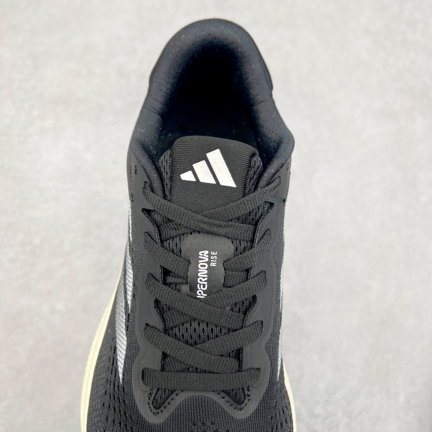 图片[5]-AD Supernova Rise 阿迪全新休闲轻跑鞋 款鞋采用了Dreamstrike+ 中底 将缓冲材质与柔软的织物相结合 以最大限度地减少刺激性摩擦和慢跑后水泡的可能性 在美学方面 Supernova Rise 从自然和生物中汲取灵感 如深色底色和半绿色细节 尺码：36 36.5 37.5 38 38.5 39 40 40.5 41 42 42.5 43 44 44.5 45-选品中心