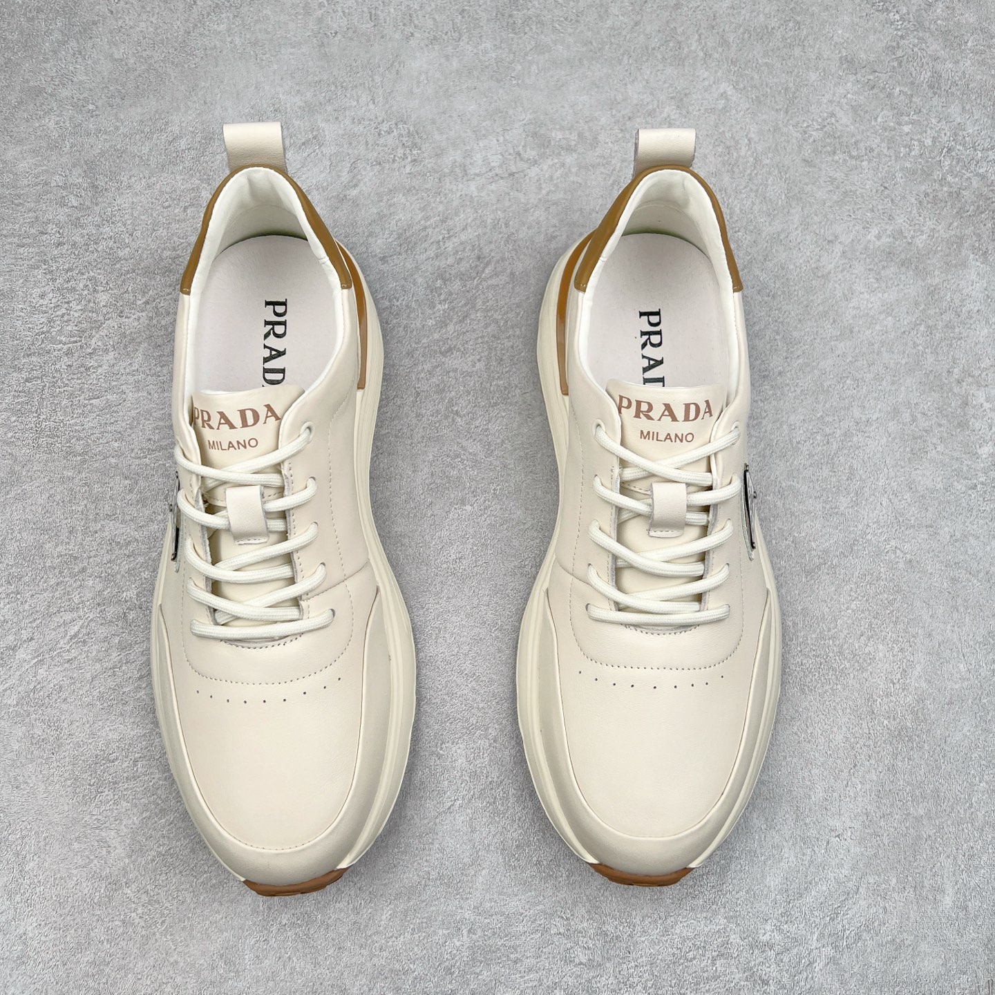 图片[2]-PRADA普拉达 厚底徽标系带运动休闲男鞋系列 #广东大厂品质 专柜同步 大气个性更潮更抢眼更追求档次，它将颠覆旧念，与您共度时尚潮人必备! 面料采用原版进口小牛皮 牛皮内里垫脚 橡胶发泡大底 轻便防滑耐磨 脚感舒适 款式耐看做工精细 配以简洁利落的鞋楦 彰显男人的果敢和硬朗 尺码：39-44（皮鞋码）-选品中心