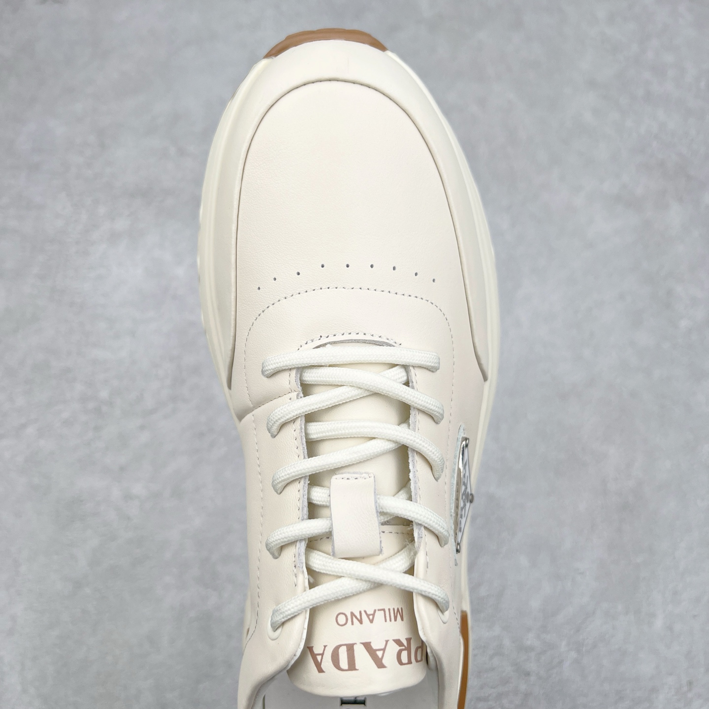 图片[4]-PRADA普拉达 厚底徽标系带运动休闲男鞋系列 #广东大厂品质 专柜同步 大气个性更潮更抢眼更追求档次，它将颠覆旧念，与您共度时尚潮人必备! 面料采用原版进口小牛皮 牛皮内里垫脚 橡胶发泡大底 轻便防滑耐磨 脚感舒适 款式耐看做工精细 配以简洁利落的鞋楦 彰显男人的果敢和硬朗 尺码：39-44（皮鞋码）-选品中心