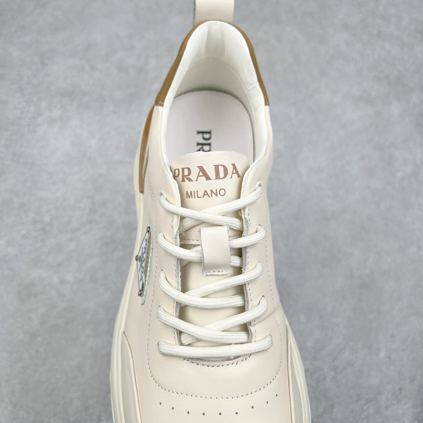 图片[5]-PRADA普拉达 厚底徽标系带运动休闲男鞋系列 #广东大厂品质 专柜同步 大气个性更潮更抢眼更追求档次，它将颠覆旧念，与您共度时尚潮人必备! 面料采用原版进口小牛皮 牛皮内里垫脚 橡胶发泡大底 轻便防滑耐磨 脚感舒适 款式耐看做工精细 配以简洁利落的鞋楦 彰显男人的果敢和硬朗 尺码：39-44（皮鞋码）-选品中心