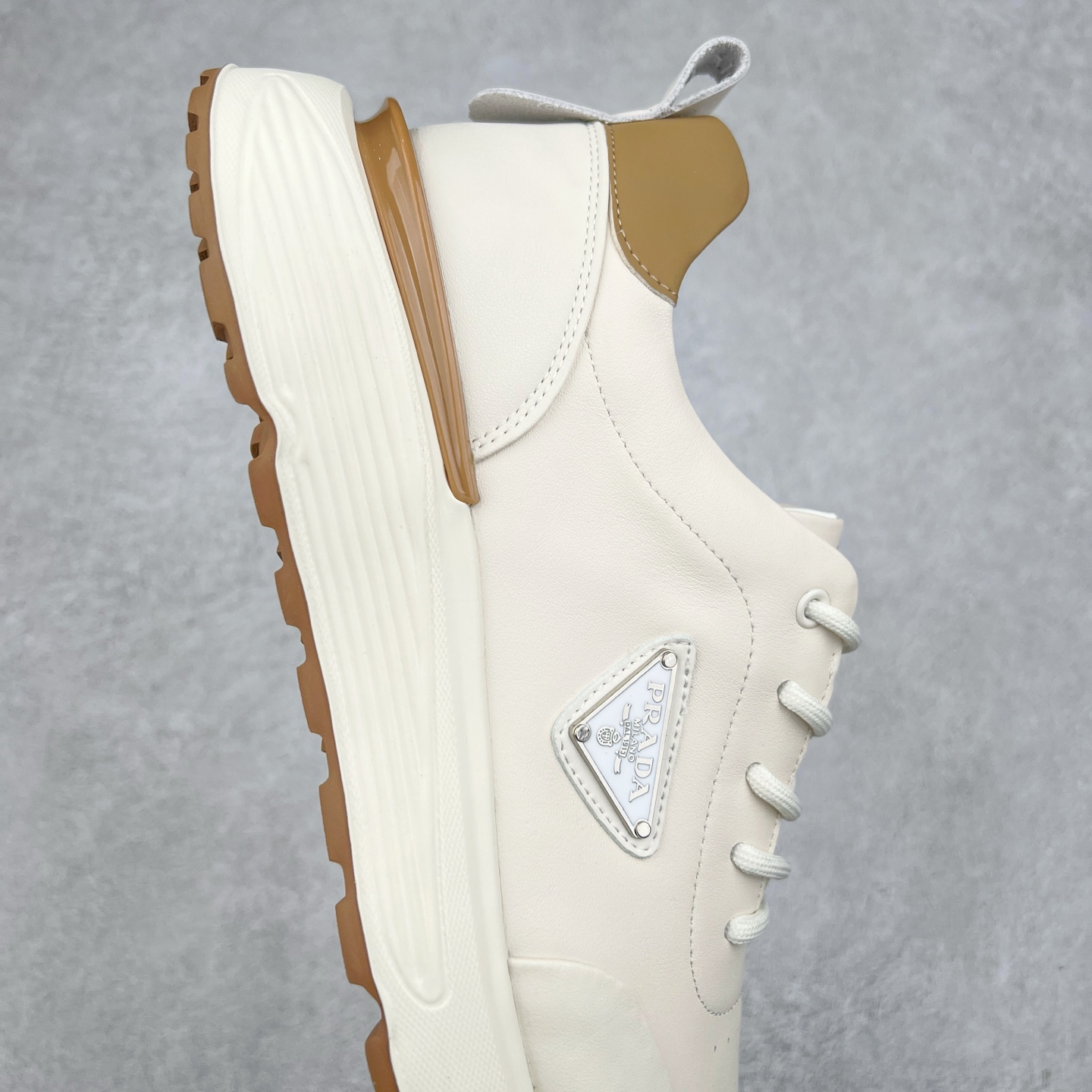 图片[6]-PRADA普拉达 厚底徽标系带运动休闲男鞋系列 #广东大厂品质 专柜同步 大气个性更潮更抢眼更追求档次，它将颠覆旧念，与您共度时尚潮人必备! 面料采用原版进口小牛皮 牛皮内里垫脚 橡胶发泡大底 轻便防滑耐磨 脚感舒适 款式耐看做工精细 配以简洁利落的鞋楦 彰显男人的果敢和硬朗 尺码：39-44（皮鞋码）-选品中心