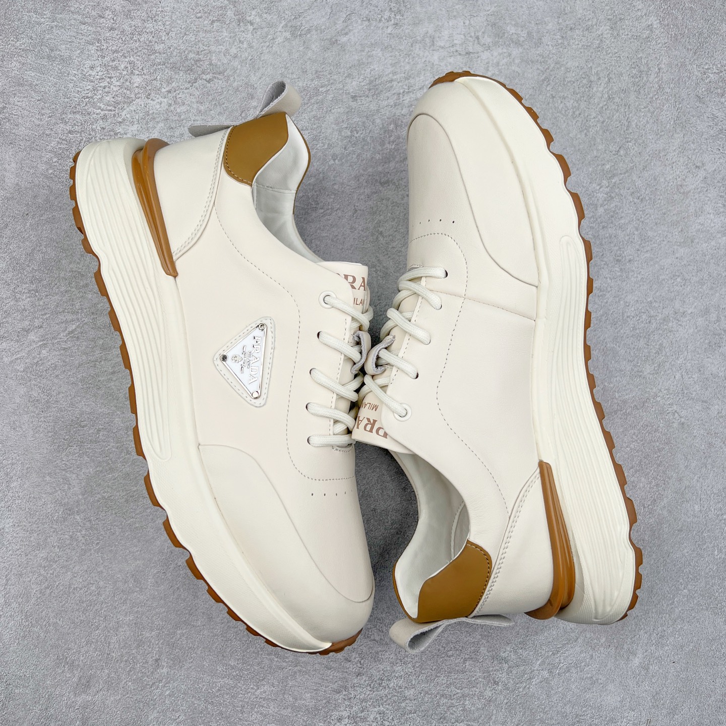 图片[3]-PRADA普拉达 厚底徽标系带运动休闲男鞋系列 #广东大厂品质 专柜同步 大气个性更潮更抢眼更追求档次，它将颠覆旧念，与您共度时尚潮人必备! 面料采用原版进口小牛皮 牛皮内里垫脚 橡胶发泡大底 轻便防滑耐磨 脚感舒适 款式耐看做工精细 配以简洁利落的鞋楦 彰显男人的果敢和硬朗 尺码：39-44（皮鞋码）-选品中心