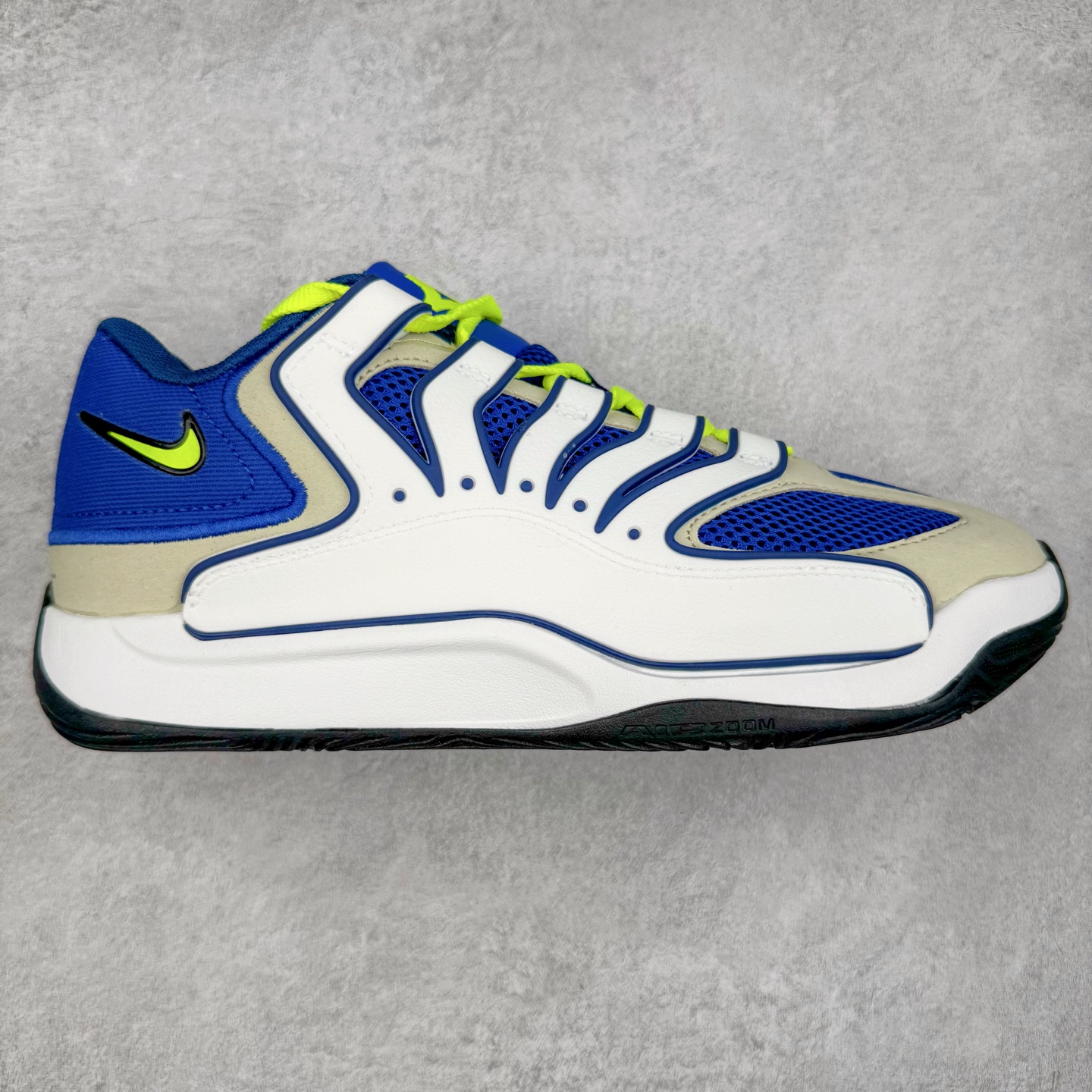 图片[2]-NK KD18 EP 杜兰特十八代签名实战篮球鞋 KD 18 的设计是致敬1997年诞生的 Air Terra Humara 鞋面标志性的设计。整体的设计语言和上一代基本类似，毕竟耐克在面对老将战靴的迭代更新方面，似乎也不会太大刀阔斧去变。鞋面的帆布材料包裹鞋跟和鞋领，增强了球鞋的耐用性和质感，此外，球鞋的中足覆盖层由纹理 TPU 和橡胶混合而成。科技配置方面，KD 18包括了前掌 Zoom Air 气垫，Cushlon 泡沫提供轻便舒适感。尺码：40 40.5 41 42 42.5 43 44 44.5 45 46-选品中心