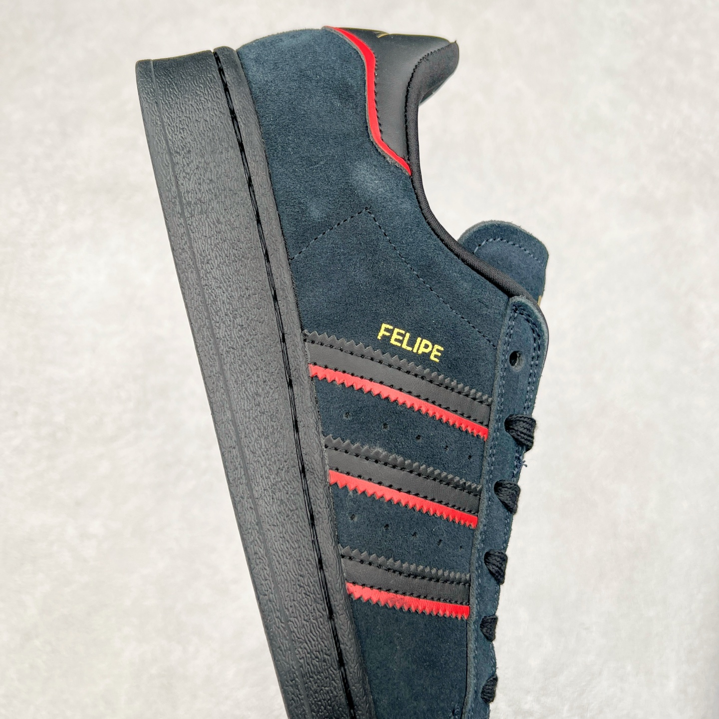 图片[6]-AD Originals Superstar 经典复古贝壳头板鞋 JR7831 诞生于1969年 是第一双将全皮面鞋 身与橡胶鞋头结合在一起的低帮篮球鞋 Superstar最开始 是作为高帮篮球鞋Pro Model的低帮版本而出现的 但因为其独特和醒目的橡胶鞋头造型而让大家熟知 被大家形象地称为\\\”shelltoe\\\”贝壳头 在70年代的美国职业篮球场上 接近3/4的NBA球员都将这双Superstar作为场上用鞋 80年代之后 经过不断的改良和发展 Superstar逐渐成为横跨时装、音乐、街头文化、休闲和运动等各大领域的时尚潮鞋 尺码：36 36.5 37 38 38.5 39 40 40.5 41 42 42.5 43 44 44.5 45-选品中心