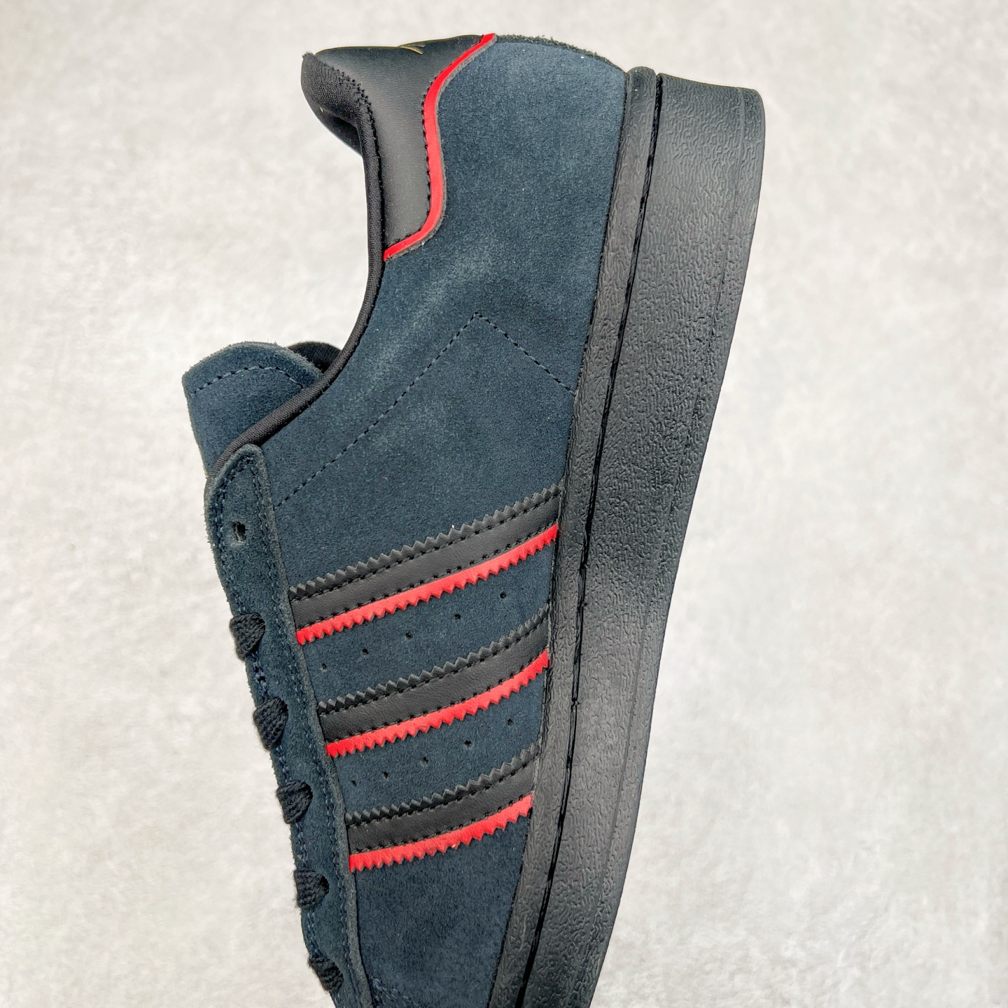 图片[7]-AD Originals Superstar 经典复古贝壳头板鞋 JR7831 诞生于1969年 是第一双将全皮面鞋 身与橡胶鞋头结合在一起的低帮篮球鞋 Superstar最开始 是作为高帮篮球鞋Pro Model的低帮版本而出现的 但因为其独特和醒目的橡胶鞋头造型而让大家熟知 被大家形象地称为\\\”shelltoe\\\”贝壳头 在70年代的美国职业篮球场上 接近3/4的NBA球员都将这双Superstar作为场上用鞋 80年代之后 经过不断的改良和发展 Superstar逐渐成为横跨时装、音乐、街头文化、休闲和运动等各大领域的时尚潮鞋 尺码：36 36.5 37 38 38.5 39 40 40.5 41 42 42.5 43 44 44.5 45-选品中心