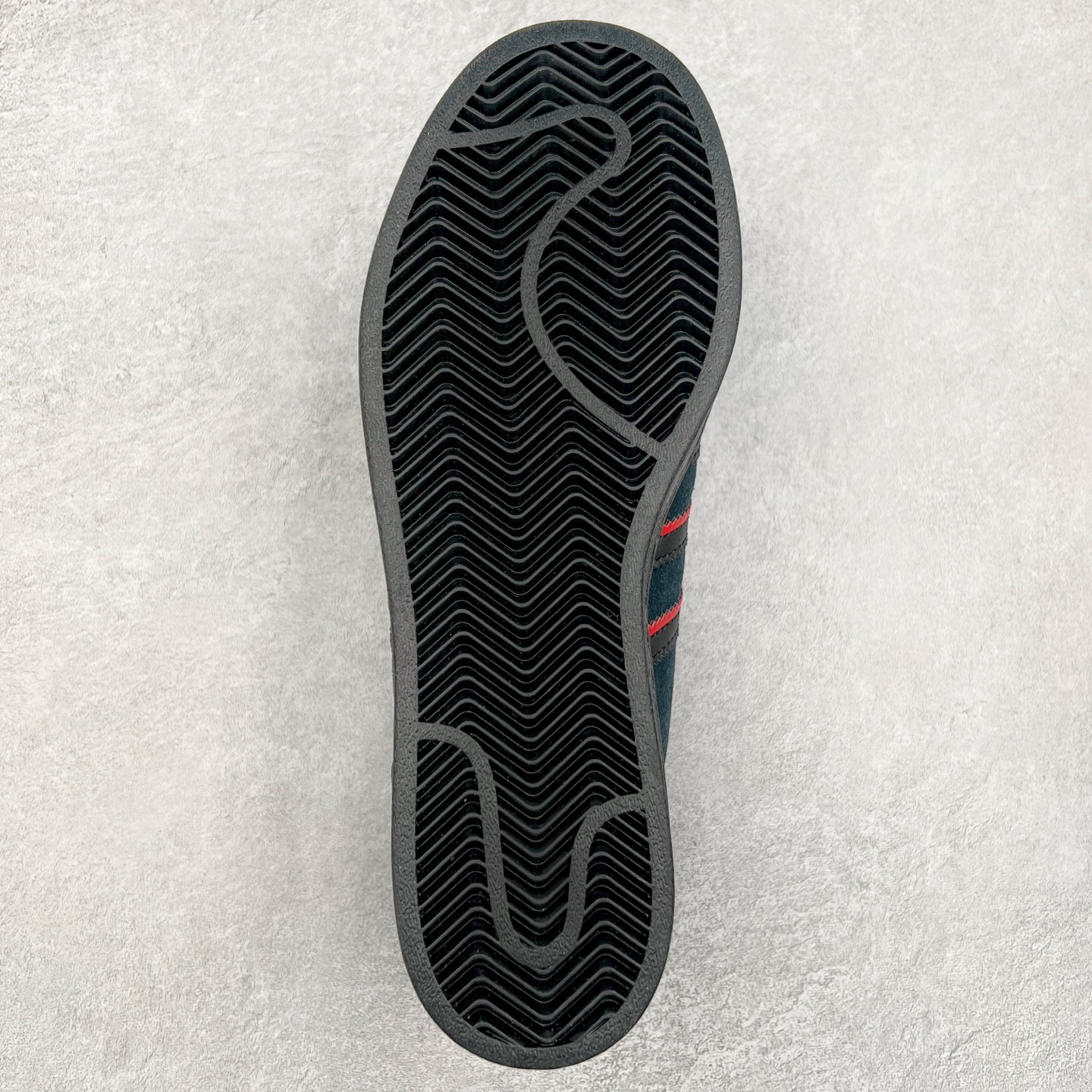 图片[9]-AD Originals Superstar 经典复古贝壳头板鞋 JR7831 诞生于1969年 是第一双将全皮面鞋 身与橡胶鞋头结合在一起的低帮篮球鞋 Superstar最开始 是作为高帮篮球鞋Pro Model的低帮版本而出现的 但因为其独特和醒目的橡胶鞋头造型而让大家熟知 被大家形象地称为\\\”shelltoe\\\”贝壳头 在70年代的美国职业篮球场上 接近3/4的NBA球员都将这双Superstar作为场上用鞋 80年代之后 经过不断的改良和发展 Superstar逐渐成为横跨时装、音乐、街头文化、休闲和运动等各大领域的时尚潮鞋 尺码：36 36.5 37 38 38.5 39 40 40.5 41 42 42.5 43 44 44.5 45-选品中心