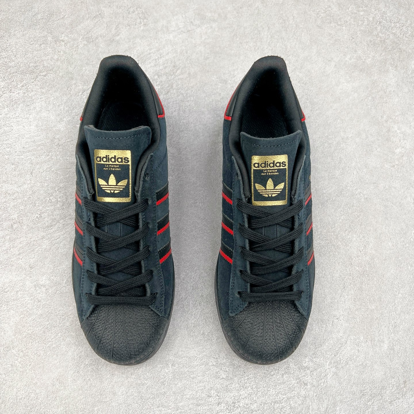 图片[2]-AD Originals Superstar 经典复古贝壳头板鞋 JR7831 诞生于1969年 是第一双将全皮面鞋 身与橡胶鞋头结合在一起的低帮篮球鞋 Superstar最开始 是作为高帮篮球鞋Pro Model的低帮版本而出现的 但因为其独特和醒目的橡胶鞋头造型而让大家熟知 被大家形象地称为\\\”shelltoe\\\”贝壳头 在70年代的美国职业篮球场上 接近3/4的NBA球员都将这双Superstar作为场上用鞋 80年代之后 经过不断的改良和发展 Superstar逐渐成为横跨时装、音乐、街头文化、休闲和运动等各大领域的时尚潮鞋 尺码：36 36.5 37 38 38.5 39 40 40.5 41 42 42.5 43 44 44.5 45-选品中心