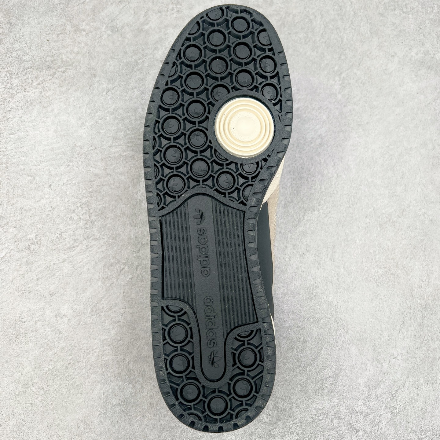 图片[9]-AD Forum 84 Low OG 低帮百搭潮流休闲运动板鞋 IG3901 以复古篮球鞋的外形为基础 采用皮革拼接 简约百搭 更加贴合舒适 中底内侧网格造型起到点睛之笔 外底橡胶 更显复古 尺码：36 36.5 37.5 38 38.5 39 40 40.5 41 42 42.5 43 44 44.5 45-选品中心