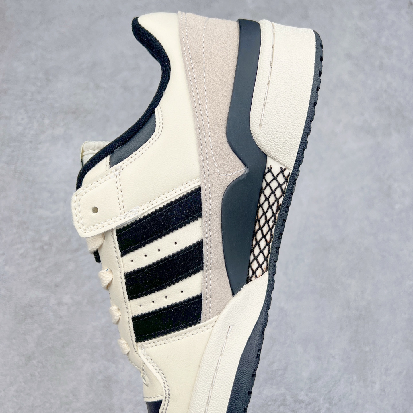 图片[7]-AD Forum 84 Low OG 低帮百搭潮流休闲运动板鞋 IG3901 以复古篮球鞋的外形为基础 采用皮革拼接 简约百搭 更加贴合舒适 中底内侧网格造型起到点睛之笔 外底橡胶 更显复古 尺码：36 36.5 37.5 38 38.5 39 40 40.5 41 42 42.5 43 44 44.5 45-选品中心