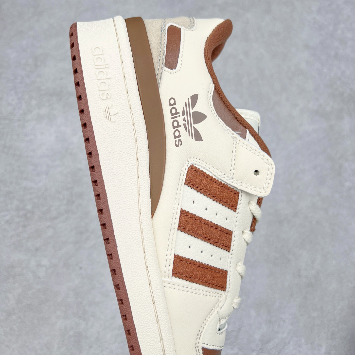 图片[6]-AD Forum 84 Low OG 低帮百搭潮流休闲运动板鞋 IG3900 以复古篮球鞋的外形为基础 采用皮革拼接 简约百搭 更加贴合舒适 中底内侧网格造型起到点睛之笔 外底橡胶 更显复古 尺码：36 36.5 37.5 38 38.5 39 40 40.5 41 42 42.5 43 44 44.5 45-选品中心