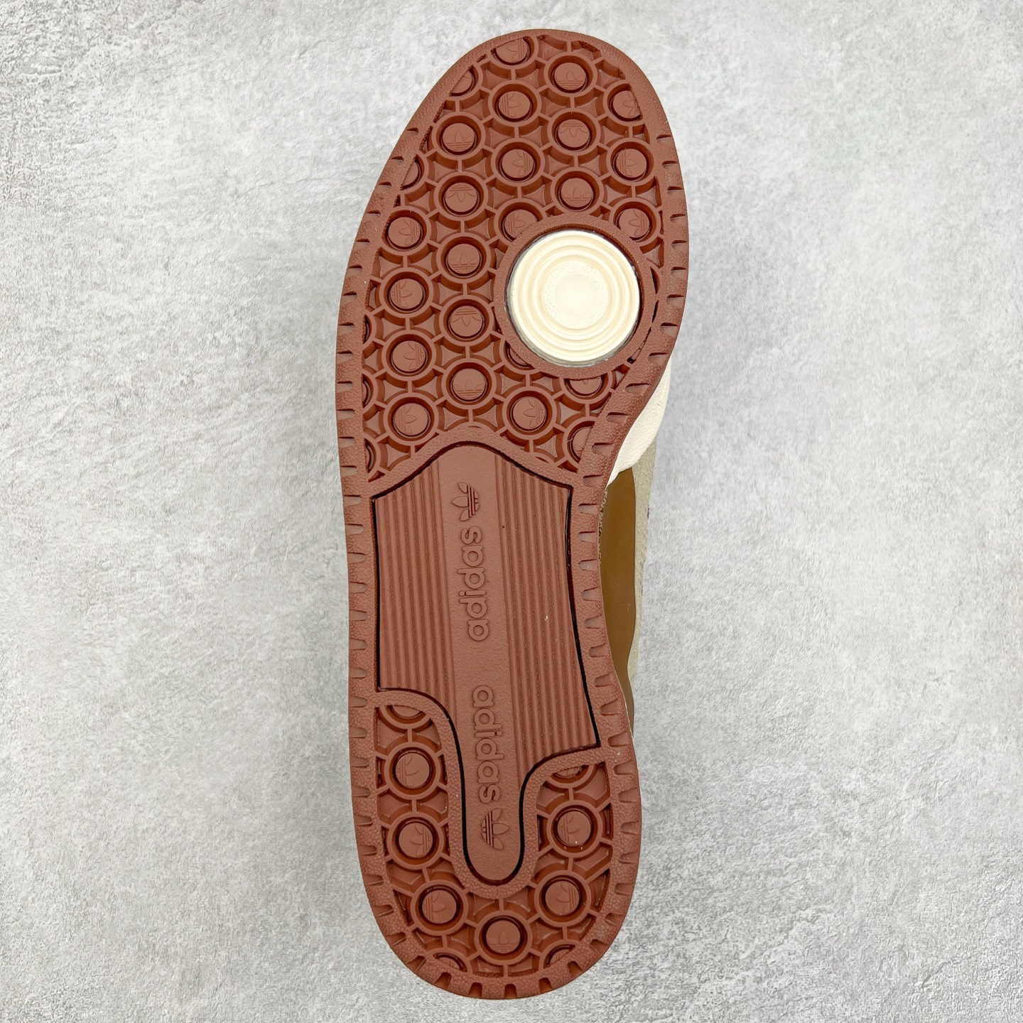 图片[9]-AD Forum 84 Low OG 低帮百搭潮流休闲运动板鞋 IG3900 以复古篮球鞋的外形为基础 采用皮革拼接 简约百搭 更加贴合舒适 中底内侧网格造型起到点睛之笔 外底橡胶 更显复古 尺码：36 36.5 37.5 38 38.5 39 40 40.5 41 42 42.5 43 44 44.5 45-选品中心