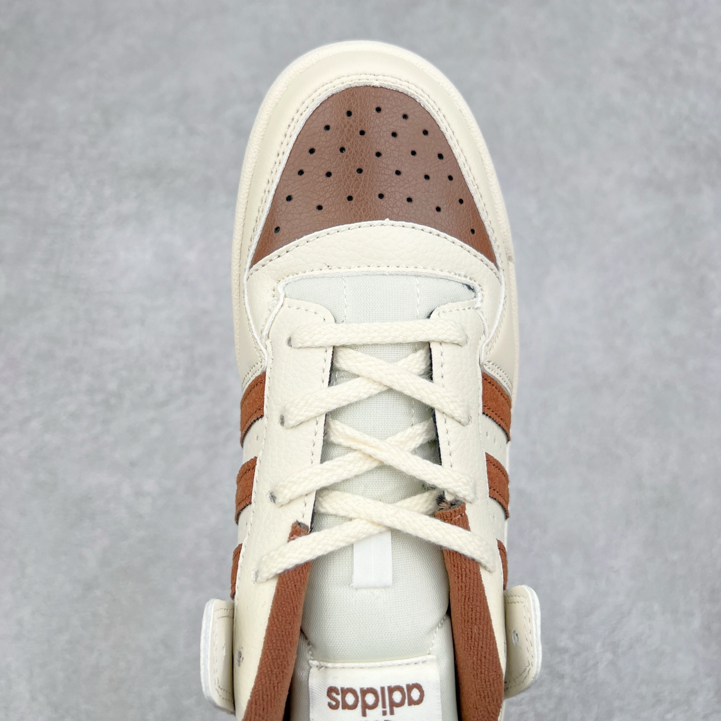 图片[4]-AD Forum 84 Low OG 低帮百搭潮流休闲运动板鞋 IG3900 以复古篮球鞋的外形为基础 采用皮革拼接 简约百搭 更加贴合舒适 中底内侧网格造型起到点睛之笔 外底橡胶 更显复古 尺码：36 36.5 37.5 38 38.5 39 40 40.5 41 42 42.5 43 44 44.5 45-选品中心