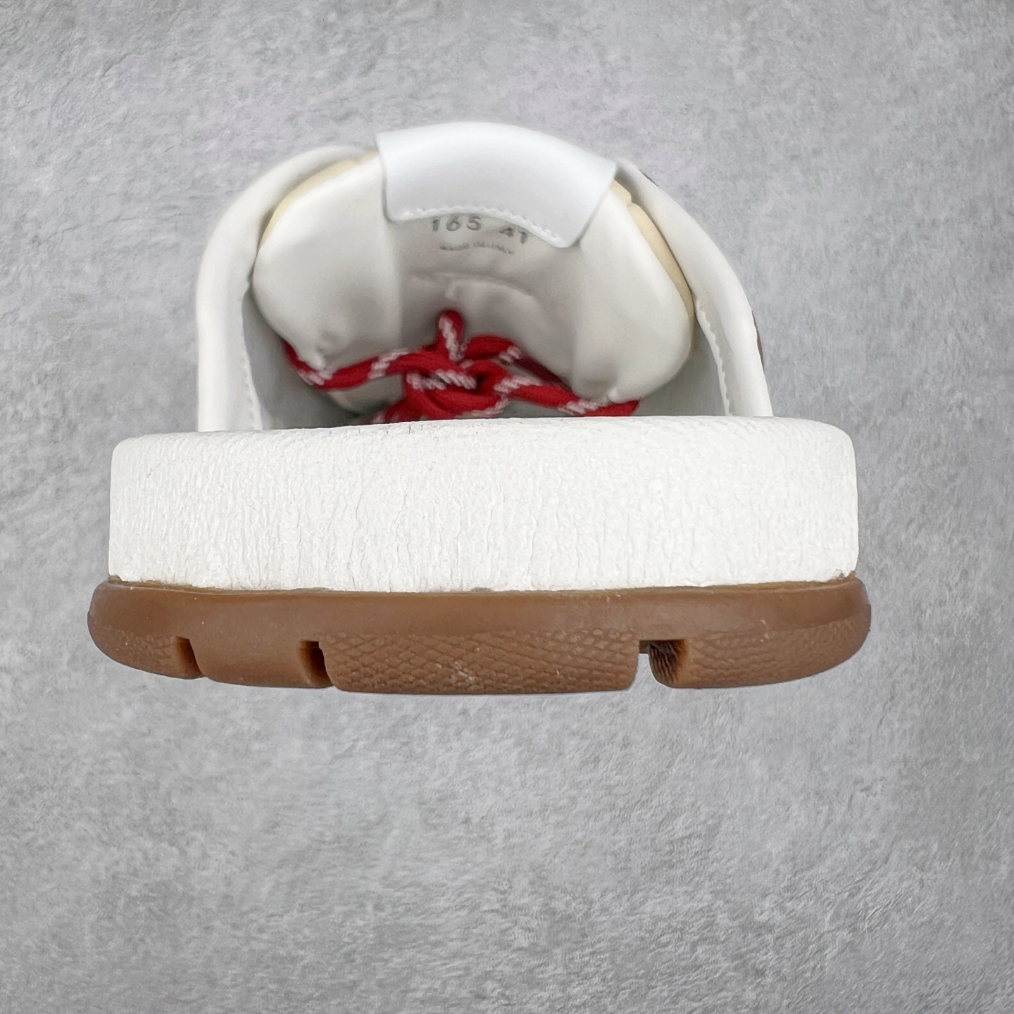 图片[8]-MiuMiu x New Balance NB530 SL 缪缪联名系列低帮经典复古休闲运动鞋半拖 近几年运动品牌与各大潮流品牌不断推出联名产品，在球鞋圈拥有极高的热度。此外，奢侈品牌和运动品牌联名也早已非新鲜事，继 Dior 和 Jordan Brand 以及 Prada 和 adidas 合作后。近日，Miu Miu与New Balance的合作基本已经成为定番，每年都会上新，而近期的最新联名也已经正式曝光，预计会在24年春夏面世！相比之前两次使用的574，这次Miu Miu带来了全新风格。采用了全新型号MR530进行设计，继续使用复古的旧化效果和去年就被带火的美拉德配色打造。Miu Miu作为千禧文化的重要推手，这次也是直接挑选了New Balance 2000年代时发布的健身跑鞋MR530。整体做旧效果非常明显，甚至有些二手鞋的感觉，多少是有点瘦巴黎世家影响了……配色方面将会推出米色和棕色两种颜色可供选择，整体覆盖了做旧麂皮，鞋舌和鞋垫和之前一致，有Miu Miu的Logo，同时搭配皮革和棉质双鞋带组成。尺码：36 37 37.5 38 38.5 39.5 40 40.5 41.5 42 42.5 43.5 44 44.5 45-选品中心