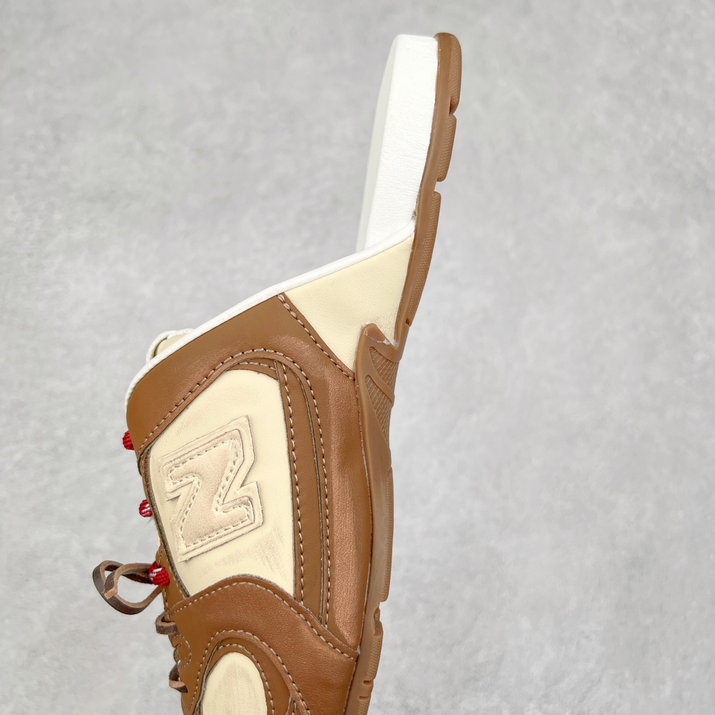 图片[7]-MiuMiu x New Balance NB530 SL 缪缪联名系列低帮经典复古休闲运动鞋半拖 近几年运动品牌与各大潮流品牌不断推出联名产品，在球鞋圈拥有极高的热度。此外，奢侈品牌和运动品牌联名也早已非新鲜事，继 Dior 和 Jordan Brand 以及 Prada 和 adidas 合作后。近日，Miu Miu与New Balance的合作基本已经成为定番，每年都会上新，而近期的最新联名也已经正式曝光，预计会在24年春夏面世！相比之前两次使用的574，这次Miu Miu带来了全新风格。采用了全新型号MR530进行设计，继续使用复古的旧化效果和去年就被带火的美拉德配色打造。Miu Miu作为千禧文化的重要推手，这次也是直接挑选了New Balance 2000年代时发布的健身跑鞋MR530。整体做旧效果非常明显，甚至有些二手鞋的感觉，多少是有点瘦巴黎世家影响了……配色方面将会推出米色和棕色两种颜色可供选择，整体覆盖了做旧麂皮，鞋舌和鞋垫和之前一致，有Miu Miu的Logo，同时搭配皮革和棉质双鞋带组成。尺码：36 37 37.5 38 38.5 39.5 40 40.5 41.5 42 42.5 43.5 44 44.5 45-选品中心