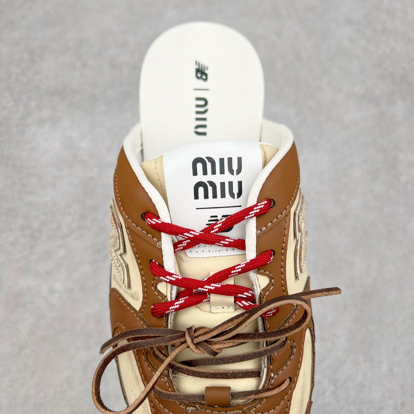 图片[5]-MiuMiu x New Balance NB530 SL 缪缪联名系列低帮经典复古休闲运动鞋半拖 近几年运动品牌与各大潮流品牌不断推出联名产品，在球鞋圈拥有极高的热度。此外，奢侈品牌和运动品牌联名也早已非新鲜事，继 Dior 和 Jordan Brand 以及 Prada 和 adidas 合作后。近日，Miu Miu与New Balance的合作基本已经成为定番，每年都会上新，而近期的最新联名也已经正式曝光，预计会在24年春夏面世！相比之前两次使用的574，这次Miu Miu带来了全新风格。采用了全新型号MR530进行设计，继续使用复古的旧化效果和去年就被带火的美拉德配色打造。Miu Miu作为千禧文化的重要推手，这次也是直接挑选了New Balance 2000年代时发布的健身跑鞋MR530。整体做旧效果非常明显，甚至有些二手鞋的感觉，多少是有点瘦巴黎世家影响了……配色方面将会推出米色和棕色两种颜色可供选择，整体覆盖了做旧麂皮，鞋舌和鞋垫和之前一致，有Miu Miu的Logo，同时搭配皮革和棉质双鞋带组成。尺码：36 37 37.5 38 38.5 39.5 40 40.5 41.5 42 42.5 43.5 44 44.5 45-选品中心