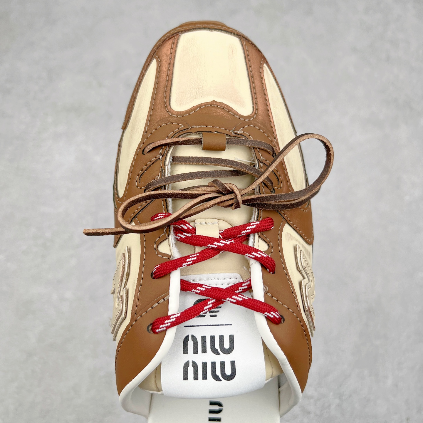 图片[4]-MiuMiu x New Balance NB530 SL 缪缪联名系列低帮经典复古休闲运动鞋半拖 近几年运动品牌与各大潮流品牌不断推出联名产品，在球鞋圈拥有极高的热度。此外，奢侈品牌和运动品牌联名也早已非新鲜事，继 Dior 和 Jordan Brand 以及 Prada 和 adidas 合作后。近日，Miu Miu与New Balance的合作基本已经成为定番，每年都会上新，而近期的最新联名也已经正式曝光，预计会在24年春夏面世！相比之前两次使用的574，这次Miu Miu带来了全新风格。采用了全新型号MR530进行设计，继续使用复古的旧化效果和去年就被带火的美拉德配色打造。Miu Miu作为千禧文化的重要推手，这次也是直接挑选了New Balance 2000年代时发布的健身跑鞋MR530。整体做旧效果非常明显，甚至有些二手鞋的感觉，多少是有点瘦巴黎世家影响了……配色方面将会推出米色和棕色两种颜色可供选择，整体覆盖了做旧麂皮，鞋舌和鞋垫和之前一致，有Miu Miu的Logo，同时搭配皮革和棉质双鞋带组成。尺码：36 37 37.5 38 38.5 39.5 40 40.5 41.5 42 42.5 43.5 44 44.5 45-选品中心