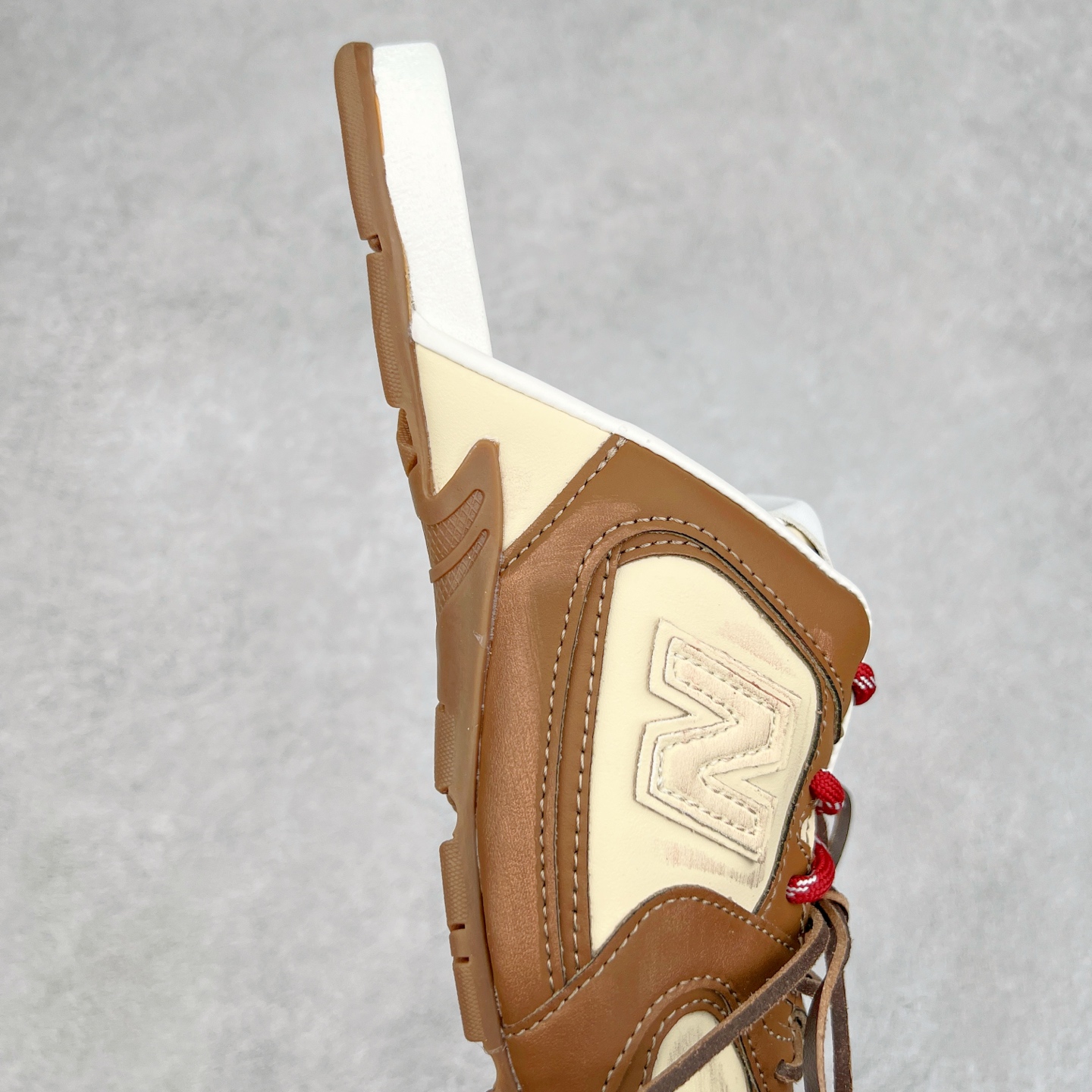 图片[6]-MiuMiu x New Balance NB530 SL 缪缪联名系列低帮经典复古休闲运动鞋半拖 近几年运动品牌与各大潮流品牌不断推出联名产品，在球鞋圈拥有极高的热度。此外，奢侈品牌和运动品牌联名也早已非新鲜事，继 Dior 和 Jordan Brand 以及 Prada 和 adidas 合作后。近日，Miu Miu与New Balance的合作基本已经成为定番，每年都会上新，而近期的最新联名也已经正式曝光，预计会在24年春夏面世！相比之前两次使用的574，这次Miu Miu带来了全新风格。采用了全新型号MR530进行设计，继续使用复古的旧化效果和去年就被带火的美拉德配色打造。Miu Miu作为千禧文化的重要推手，这次也是直接挑选了New Balance 2000年代时发布的健身跑鞋MR530。整体做旧效果非常明显，甚至有些二手鞋的感觉，多少是有点瘦巴黎世家影响了……配色方面将会推出米色和棕色两种颜色可供选择，整体覆盖了做旧麂皮，鞋舌和鞋垫和之前一致，有Miu Miu的Logo，同时搭配皮革和棉质双鞋带组成。尺码：36 37 37.5 38 38.5 39.5 40 40.5 41.5 42 42.5 43.5 44 44.5 45-选品中心