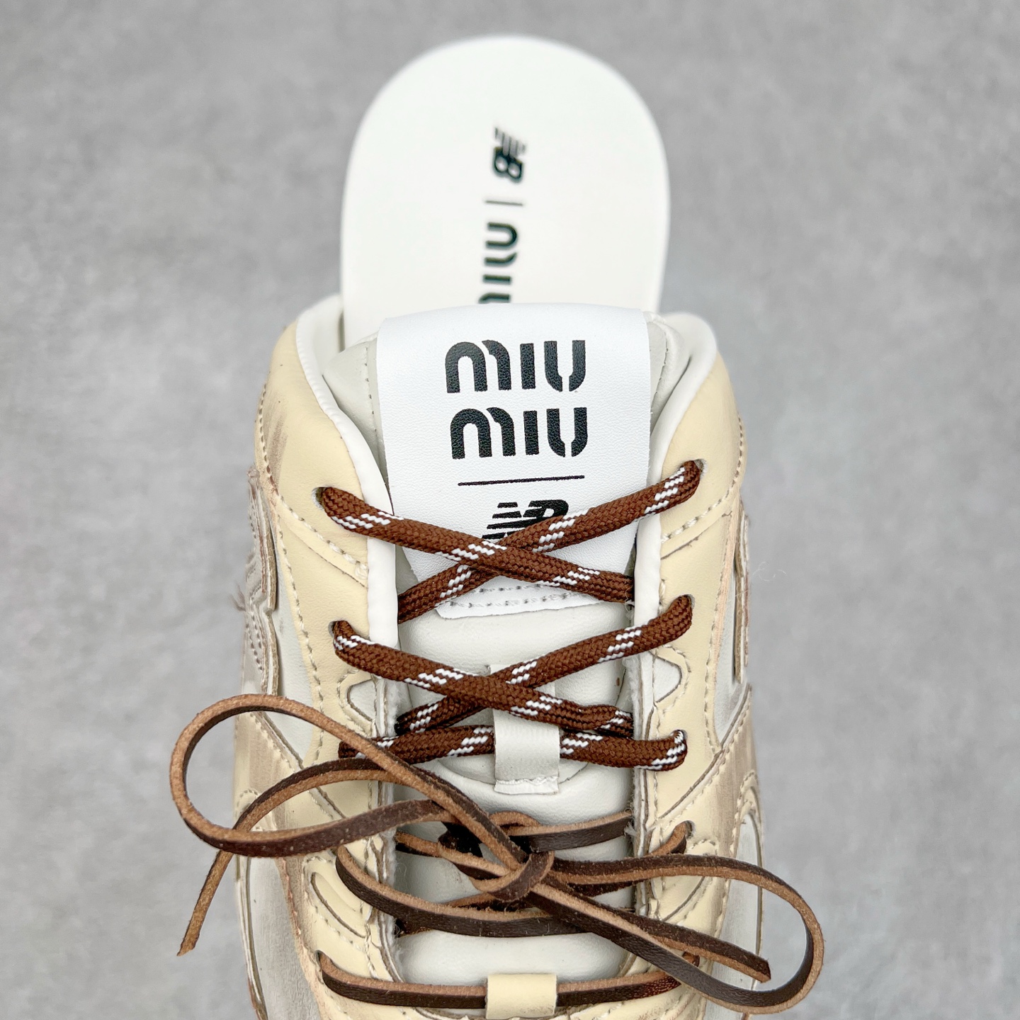 图片[5]-MiuMiu x New Balance NB530 SL 缪缪联名系列低帮经典复古休闲运动鞋半拖 近几年运动品牌与各大潮流品牌不断推出联名产品，在球鞋圈拥有极高的热度。此外，奢侈品牌和运动品牌联名也早已非新鲜事，继 Dior 和 Jordan Brand 以及 Prada 和 adidas 合作后。近日，Miu Miu与New Balance的合作基本已经成为定番，每年都会上新，而近期的最新联名也已经正式曝光，预计会在24年春夏面世！相比之前两次使用的574，这次Miu Miu带来了全新风格。采用了全新型号MR530进行设计，继续使用复古的旧化效果和去年就被带火的美拉德配色打造。Miu Miu作为千禧文化的重要推手，这次也是直接挑选了New Balance 2000年代时发布的健身跑鞋MR530。整体做旧效果非常明显，甚至有些二手鞋的感觉，多少是有点瘦巴黎世家影响了……配色方面将会推出米色和棕色两种颜色可供选择，整体覆盖了做旧麂皮，鞋舌和鞋垫和之前一致，有Miu Miu的Logo，同时搭配皮革和棉质双鞋带组成。尺码：36 37 37.5 38 38.5 39.5 40 40.5 41.5 42 42.5 43.5 44 44.5 45-选品中心
