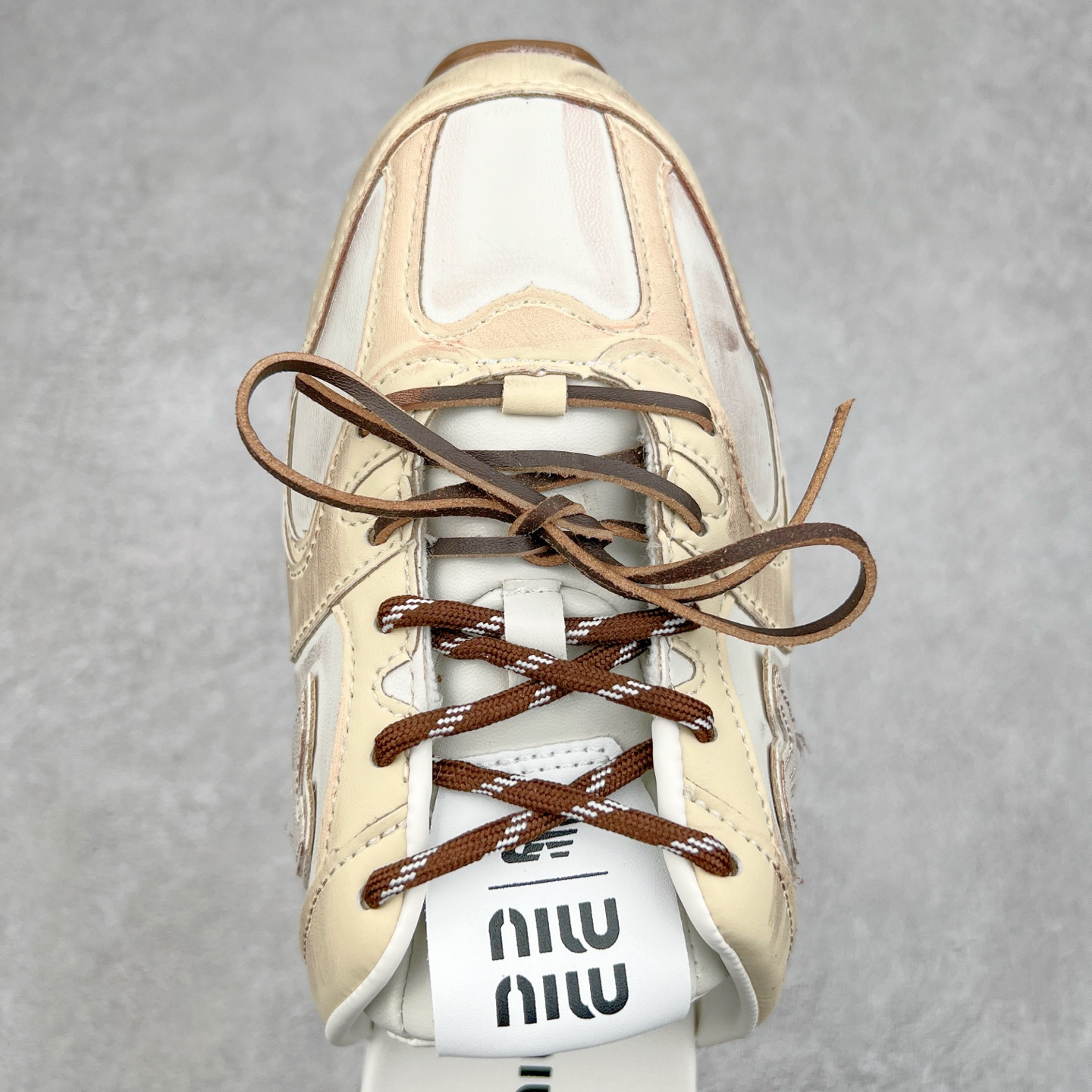 图片[4]-MiuMiu x New Balance NB530 SL 缪缪联名系列低帮经典复古休闲运动鞋半拖 近几年运动品牌与各大潮流品牌不断推出联名产品，在球鞋圈拥有极高的热度。此外，奢侈品牌和运动品牌联名也早已非新鲜事，继 Dior 和 Jordan Brand 以及 Prada 和 adidas 合作后。近日，Miu Miu与New Balance的合作基本已经成为定番，每年都会上新，而近期的最新联名也已经正式曝光，预计会在24年春夏面世！相比之前两次使用的574，这次Miu Miu带来了全新风格。采用了全新型号MR530进行设计，继续使用复古的旧化效果和去年就被带火的美拉德配色打造。Miu Miu作为千禧文化的重要推手，这次也是直接挑选了New Balance 2000年代时发布的健身跑鞋MR530。整体做旧效果非常明显，甚至有些二手鞋的感觉，多少是有点瘦巴黎世家影响了……配色方面将会推出米色和棕色两种颜色可供选择，整体覆盖了做旧麂皮，鞋舌和鞋垫和之前一致，有Miu Miu的Logo，同时搭配皮革和棉质双鞋带组成。尺码：36 37 37.5 38 38.5 39.5 40 40.5 41.5 42 42.5 43.5 44 44.5 45-选品中心