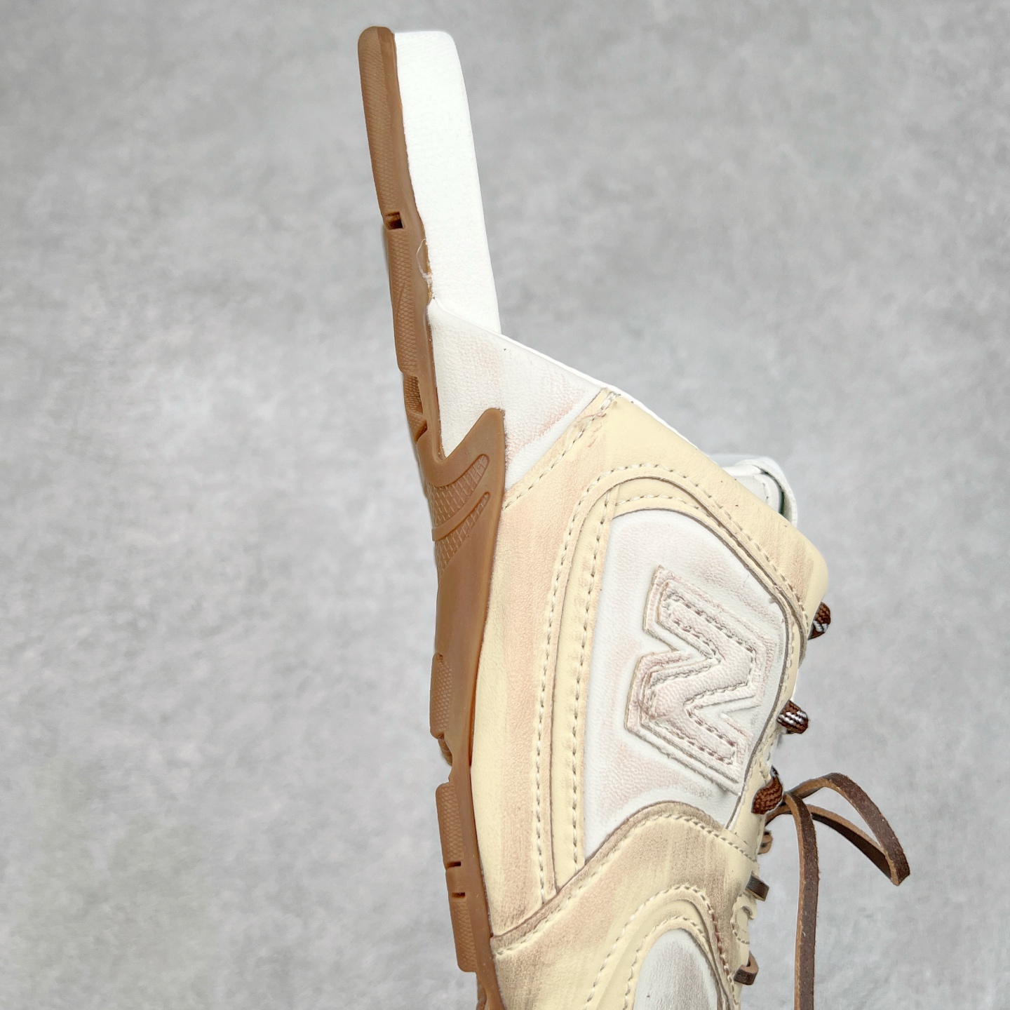 图片[6]-MiuMiu x New Balance NB530 SL 缪缪联名系列低帮经典复古休闲运动鞋半拖 近几年运动品牌与各大潮流品牌不断推出联名产品，在球鞋圈拥有极高的热度。此外，奢侈品牌和运动品牌联名也早已非新鲜事，继 Dior 和 Jordan Brand 以及 Prada 和 adidas 合作后。近日，Miu Miu与New Balance的合作基本已经成为定番，每年都会上新，而近期的最新联名也已经正式曝光，预计会在24年春夏面世！相比之前两次使用的574，这次Miu Miu带来了全新风格。采用了全新型号MR530进行设计，继续使用复古的旧化效果和去年就被带火的美拉德配色打造。Miu Miu作为千禧文化的重要推手，这次也是直接挑选了New Balance 2000年代时发布的健身跑鞋MR530。整体做旧效果非常明显，甚至有些二手鞋的感觉，多少是有点瘦巴黎世家影响了……配色方面将会推出米色和棕色两种颜色可供选择，整体覆盖了做旧麂皮，鞋舌和鞋垫和之前一致，有Miu Miu的Logo，同时搭配皮革和棉质双鞋带组成。尺码：36 37 37.5 38 38.5 39.5 40 40.5 41.5 42 42.5 43.5 44 44.5 45-选品中心