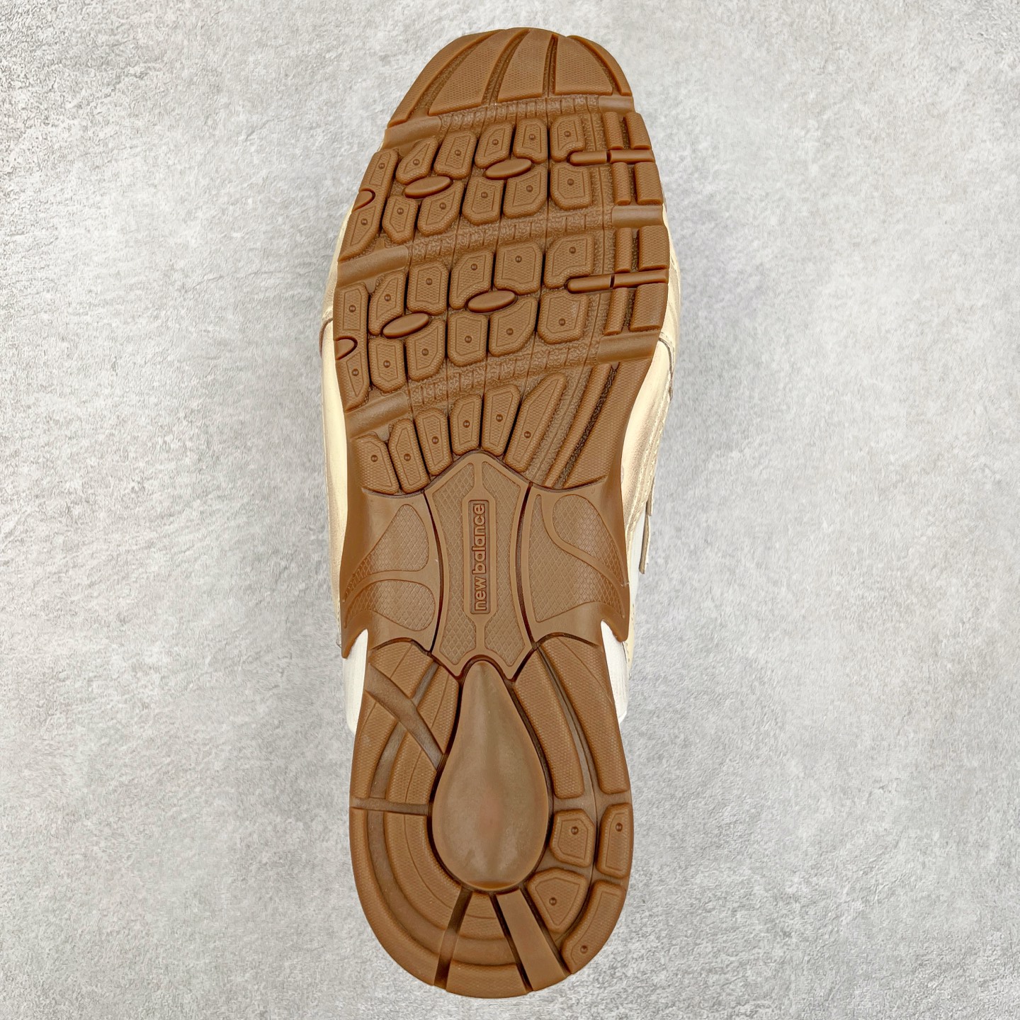 图片[9]-MiuMiu x New Balance NB530 SL 缪缪联名系列低帮经典复古休闲运动鞋半拖 近几年运动品牌与各大潮流品牌不断推出联名产品，在球鞋圈拥有极高的热度。此外，奢侈品牌和运动品牌联名也早已非新鲜事，继 Dior 和 Jordan Brand 以及 Prada 和 adidas 合作后。近日，Miu Miu与New Balance的合作基本已经成为定番，每年都会上新，而近期的最新联名也已经正式曝光，预计会在24年春夏面世！相比之前两次使用的574，这次Miu Miu带来了全新风格。采用了全新型号MR530进行设计，继续使用复古的旧化效果和去年就被带火的美拉德配色打造。Miu Miu作为千禧文化的重要推手，这次也是直接挑选了New Balance 2000年代时发布的健身跑鞋MR530。整体做旧效果非常明显，甚至有些二手鞋的感觉，多少是有点瘦巴黎世家影响了……配色方面将会推出米色和棕色两种颜色可供选择，整体覆盖了做旧麂皮，鞋舌和鞋垫和之前一致，有Miu Miu的Logo，同时搭配皮革和棉质双鞋带组成。尺码：36 37 37.5 38 38.5 39.5 40 40.5 41.5 42 42.5 43.5 44 44.5 45-选品中心