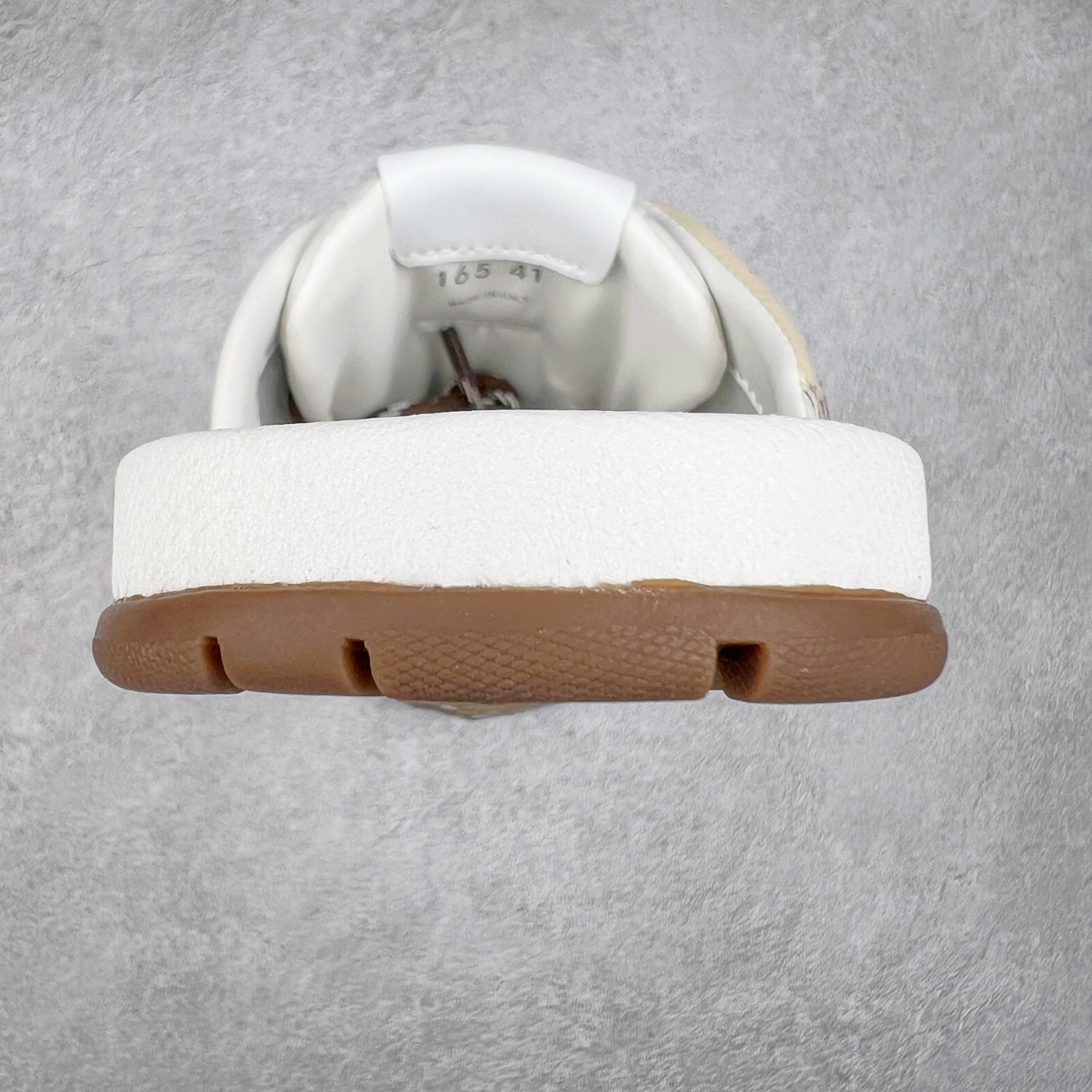 图片[8]-MiuMiu x New Balance NB530 SL 缪缪联名系列低帮经典复古休闲运动鞋半拖 近几年运动品牌与各大潮流品牌不断推出联名产品，在球鞋圈拥有极高的热度。此外，奢侈品牌和运动品牌联名也早已非新鲜事，继 Dior 和 Jordan Brand 以及 Prada 和 adidas 合作后。近日，Miu Miu与New Balance的合作基本已经成为定番，每年都会上新，而近期的最新联名也已经正式曝光，预计会在24年春夏面世！相比之前两次使用的574，这次Miu Miu带来了全新风格。采用了全新型号MR530进行设计，继续使用复古的旧化效果和去年就被带火的美拉德配色打造。Miu Miu作为千禧文化的重要推手，这次也是直接挑选了New Balance 2000年代时发布的健身跑鞋MR530。整体做旧效果非常明显，甚至有些二手鞋的感觉，多少是有点瘦巴黎世家影响了……配色方面将会推出米色和棕色两种颜色可供选择，整体覆盖了做旧麂皮，鞋舌和鞋垫和之前一致，有Miu Miu的Logo，同时搭配皮革和棉质双鞋带组成。尺码：36 37 37.5 38 38.5 39.5 40 40.5 41.5 42 42.5 43.5 44 44.5 45-选品中心