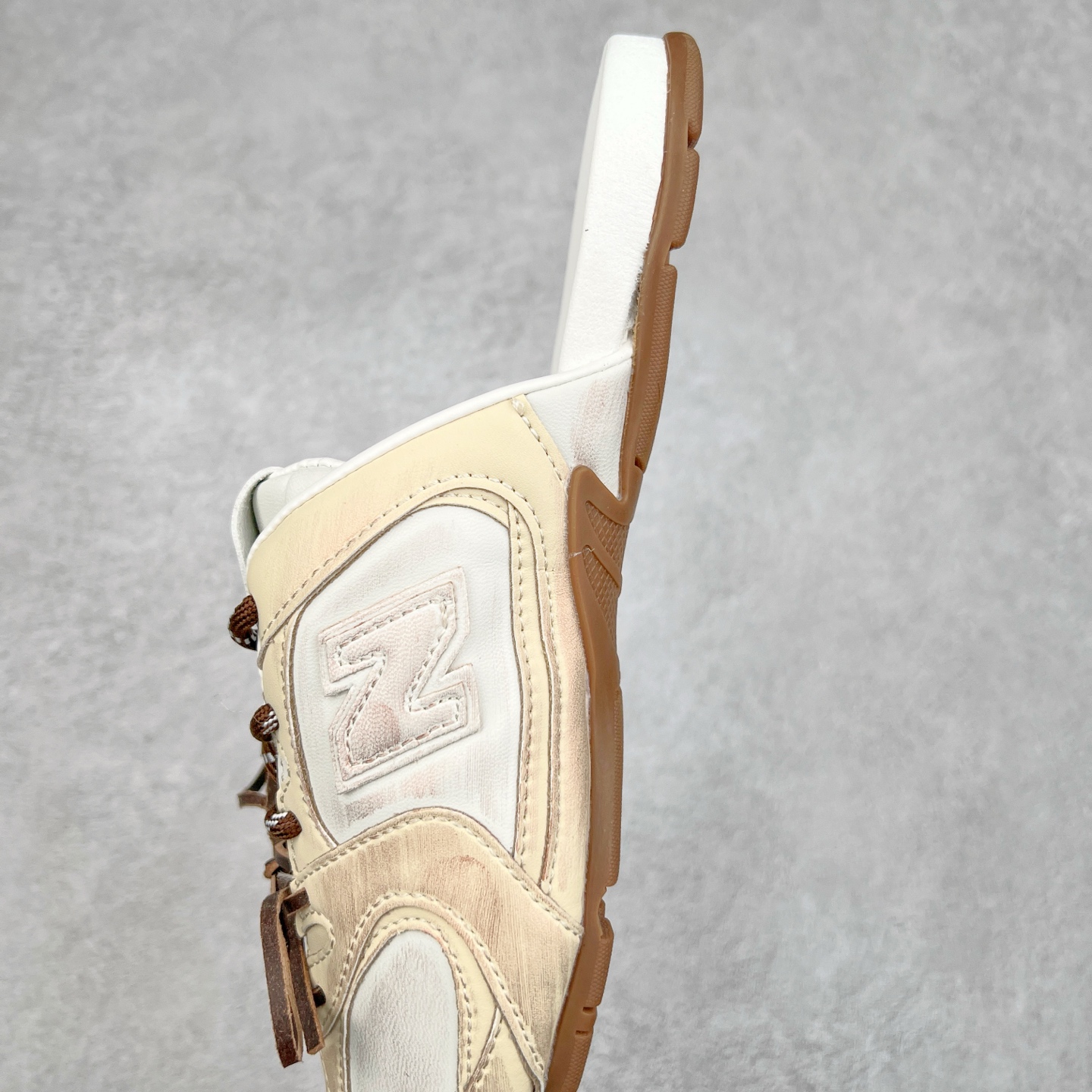 图片[7]-MiuMiu x New Balance NB530 SL 缪缪联名系列低帮经典复古休闲运动鞋半拖 近几年运动品牌与各大潮流品牌不断推出联名产品，在球鞋圈拥有极高的热度。此外，奢侈品牌和运动品牌联名也早已非新鲜事，继 Dior 和 Jordan Brand 以及 Prada 和 adidas 合作后。近日，Miu Miu与New Balance的合作基本已经成为定番，每年都会上新，而近期的最新联名也已经正式曝光，预计会在24年春夏面世！相比之前两次使用的574，这次Miu Miu带来了全新风格。采用了全新型号MR530进行设计，继续使用复古的旧化效果和去年就被带火的美拉德配色打造。Miu Miu作为千禧文化的重要推手，这次也是直接挑选了New Balance 2000年代时发布的健身跑鞋MR530。整体做旧效果非常明显，甚至有些二手鞋的感觉，多少是有点瘦巴黎世家影响了……配色方面将会推出米色和棕色两种颜色可供选择，整体覆盖了做旧麂皮，鞋舌和鞋垫和之前一致，有Miu Miu的Logo，同时搭配皮革和棉质双鞋带组成。尺码：36 37 37.5 38 38.5 39.5 40 40.5 41.5 42 42.5 43.5 44 44.5 45-选品中心