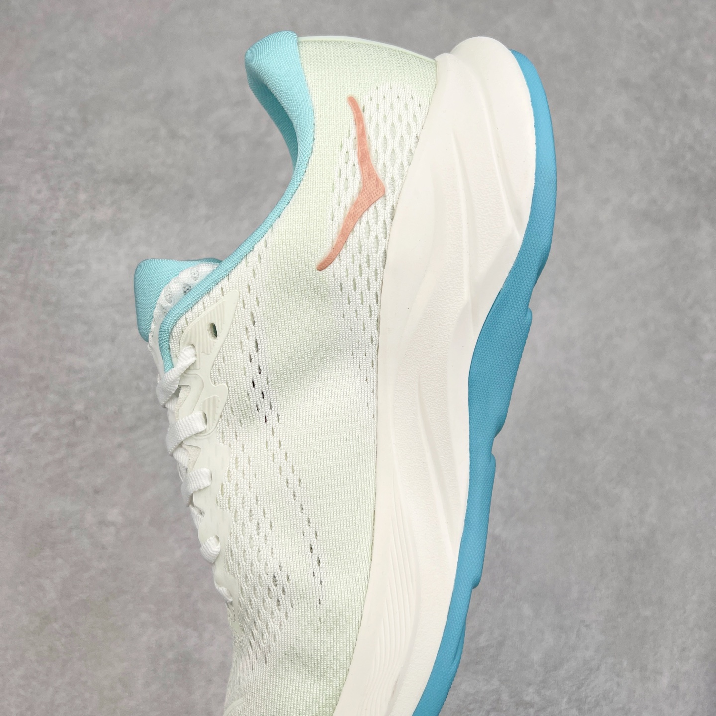 图片[7]-HOKA ONE ONE RINCON 4 舒适防滑耐磨低帮休闲跑步鞋 Rincon 4 是一款日常训练用的跑步鞋，踩上去的感觉很结实。它适合中短距离跑步，但如果您习惯于稍硬的感觉，也可以用于长距离跑步。但它的速度不够快，不能作为速度训练鞋，也不够柔软，不能作为恢复训练鞋，日常里程跑才是它的优势所在。如果您想尝试 Hoka 跑鞋，又想享受极具竞争力的价格，那就试试这款鞋吧。尺码：36 36.5 37.5 38 38.5 39 40 40.5 41 42 42.5 43 44 44.5 45-选品中心