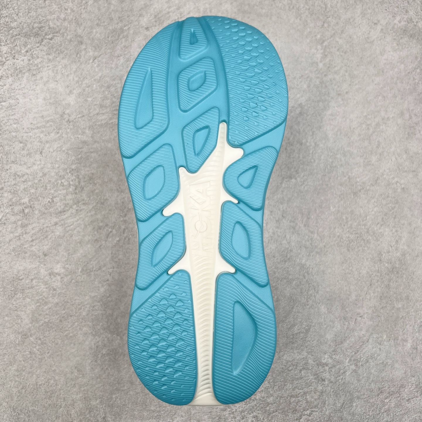 图片[9]-HOKA ONE ONE RINCON 4 舒适防滑耐磨低帮休闲跑步鞋 Rincon 4 是一款日常训练用的跑步鞋，踩上去的感觉很结实。它适合中短距离跑步，但如果您习惯于稍硬的感觉，也可以用于长距离跑步。但它的速度不够快，不能作为速度训练鞋，也不够柔软，不能作为恢复训练鞋，日常里程跑才是它的优势所在。如果您想尝试 Hoka 跑鞋，又想享受极具竞争力的价格，那就试试这款鞋吧。尺码：36 36.5 37.5 38 38.5 39 40 40.5 41 42 42.5 43 44 44.5 45-选品中心