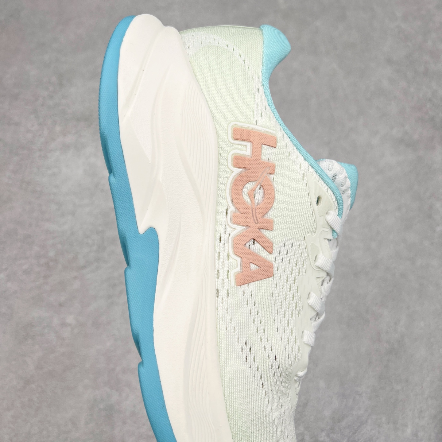 图片[6]-HOKA ONE ONE RINCON 4 舒适防滑耐磨低帮休闲跑步鞋 Rincon 4 是一款日常训练用的跑步鞋，踩上去的感觉很结实。它适合中短距离跑步，但如果您习惯于稍硬的感觉，也可以用于长距离跑步。但它的速度不够快，不能作为速度训练鞋，也不够柔软，不能作为恢复训练鞋，日常里程跑才是它的优势所在。如果您想尝试 Hoka 跑鞋，又想享受极具竞争力的价格，那就试试这款鞋吧。尺码：36 36.5 37.5 38 38.5 39 40 40.5 41 42 42.5 43 44 44.5 45-选品中心