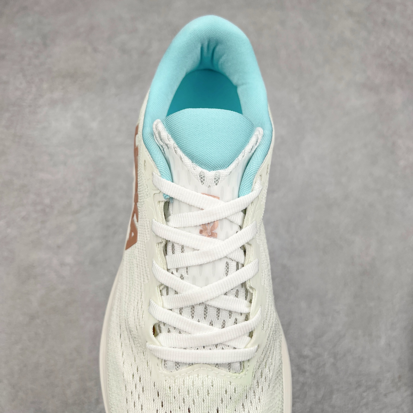 图片[5]-HOKA ONE ONE RINCON 4 舒适防滑耐磨低帮休闲跑步鞋 Rincon 4 是一款日常训练用的跑步鞋，踩上去的感觉很结实。它适合中短距离跑步，但如果您习惯于稍硬的感觉，也可以用于长距离跑步。但它的速度不够快，不能作为速度训练鞋，也不够柔软，不能作为恢复训练鞋，日常里程跑才是它的优势所在。如果您想尝试 Hoka 跑鞋，又想享受极具竞争力的价格，那就试试这款鞋吧。尺码：36 36.5 37.5 38 38.5 39 40 40.5 41 42 42.5 43 44 44.5 45-选品中心