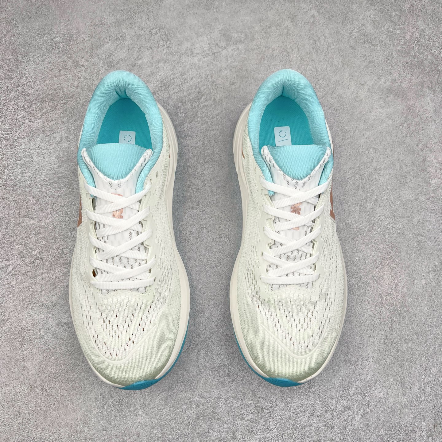 图片[2]-HOKA ONE ONE RINCON 4 舒适防滑耐磨低帮休闲跑步鞋 Rincon 4 是一款日常训练用的跑步鞋，踩上去的感觉很结实。它适合中短距离跑步，但如果您习惯于稍硬的感觉，也可以用于长距离跑步。但它的速度不够快，不能作为速度训练鞋，也不够柔软，不能作为恢复训练鞋，日常里程跑才是它的优势所在。如果您想尝试 Hoka 跑鞋，又想享受极具竞争力的价格，那就试试这款鞋吧。尺码：36 36.5 37.5 38 38.5 39 40 40.5 41 42 42.5 43 44 44.5 45-选品中心