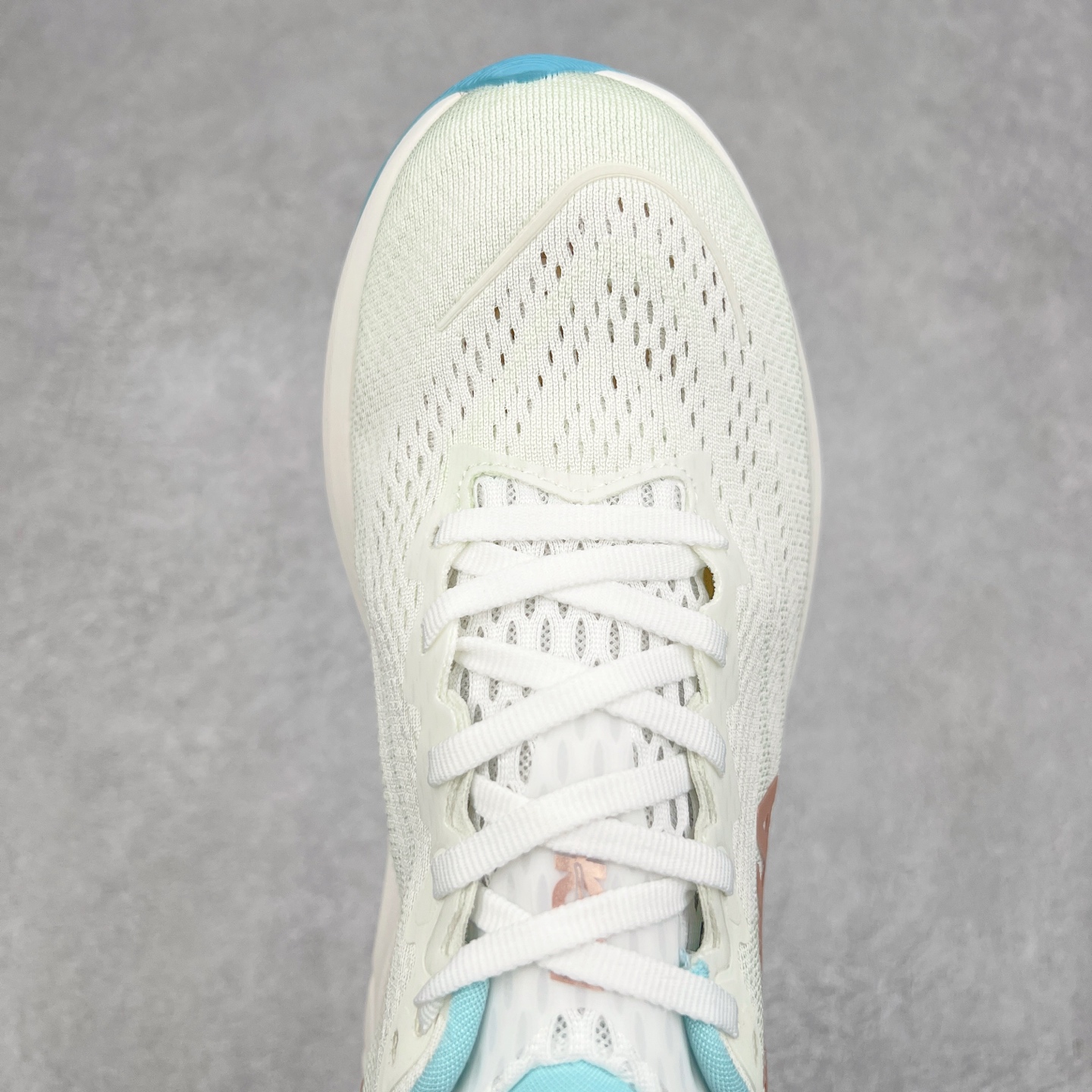 图片[4]-HOKA ONE ONE RINCON 4 舒适防滑耐磨低帮休闲跑步鞋 Rincon 4 是一款日常训练用的跑步鞋，踩上去的感觉很结实。它适合中短距离跑步，但如果您习惯于稍硬的感觉，也可以用于长距离跑步。但它的速度不够快，不能作为速度训练鞋，也不够柔软，不能作为恢复训练鞋，日常里程跑才是它的优势所在。如果您想尝试 Hoka 跑鞋，又想享受极具竞争力的价格，那就试试这款鞋吧。尺码：36 36.5 37.5 38 38.5 39 40 40.5 41 42 42.5 43 44 44.5 45-选品中心