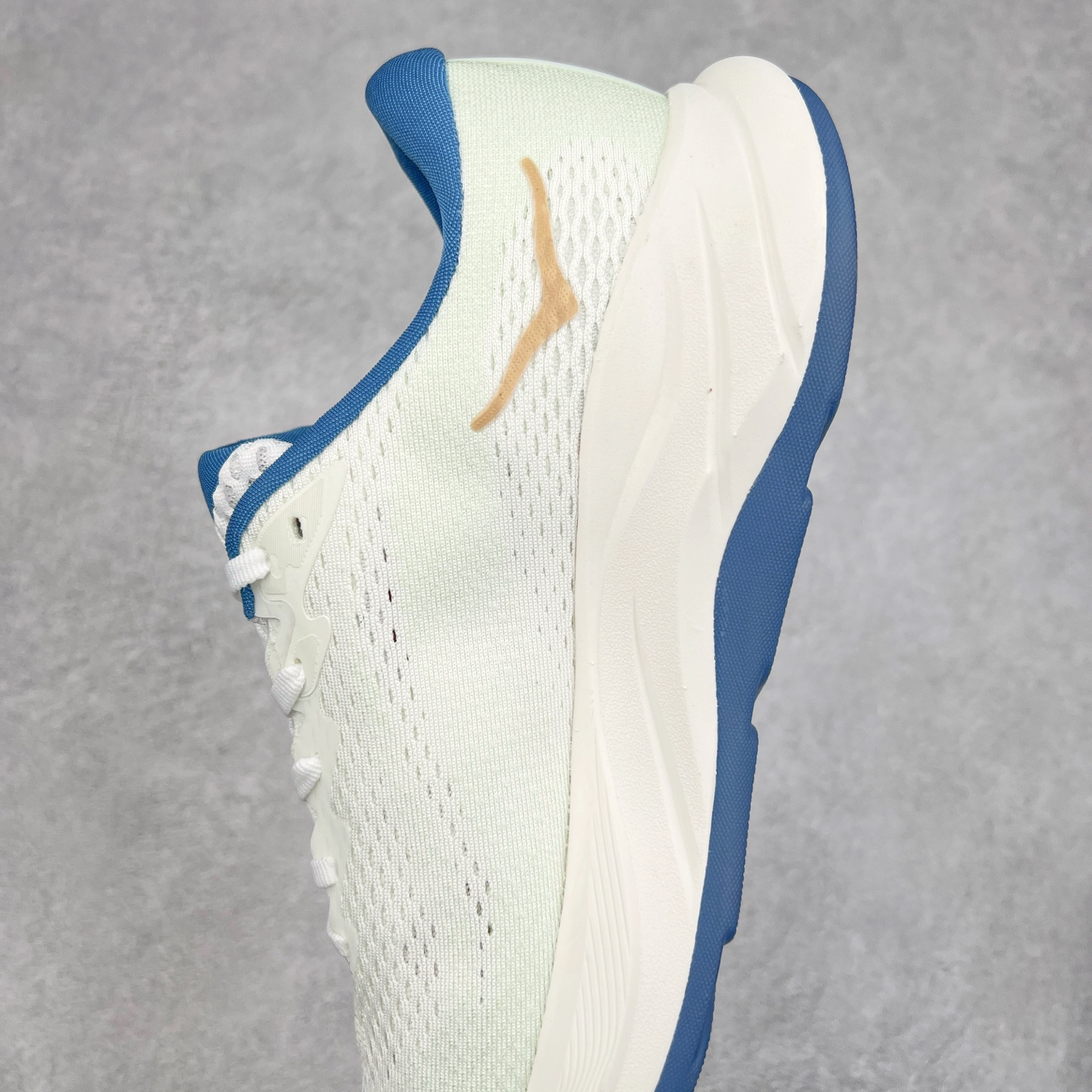 图片[7]-HOKA ONE ONE RINCON 4 舒适防滑耐磨低帮休闲跑步鞋 Rincon 4 是一款日常训练用的跑步鞋，踩上去的感觉很结实。它适合中短距离跑步，但如果您习惯于稍硬的感觉，也可以用于长距离跑步。但它的速度不够快，不能作为速度训练鞋，也不够柔软，不能作为恢复训练鞋，日常里程跑才是它的优势所在。如果您想尝试 Hoka 跑鞋，又想享受极具竞争力的价格，那就试试这款鞋吧。尺码：36 36.5 37.5 38 38.5 39 40 40.5 41 42 42.5 43 44 44.5 45-选品中心