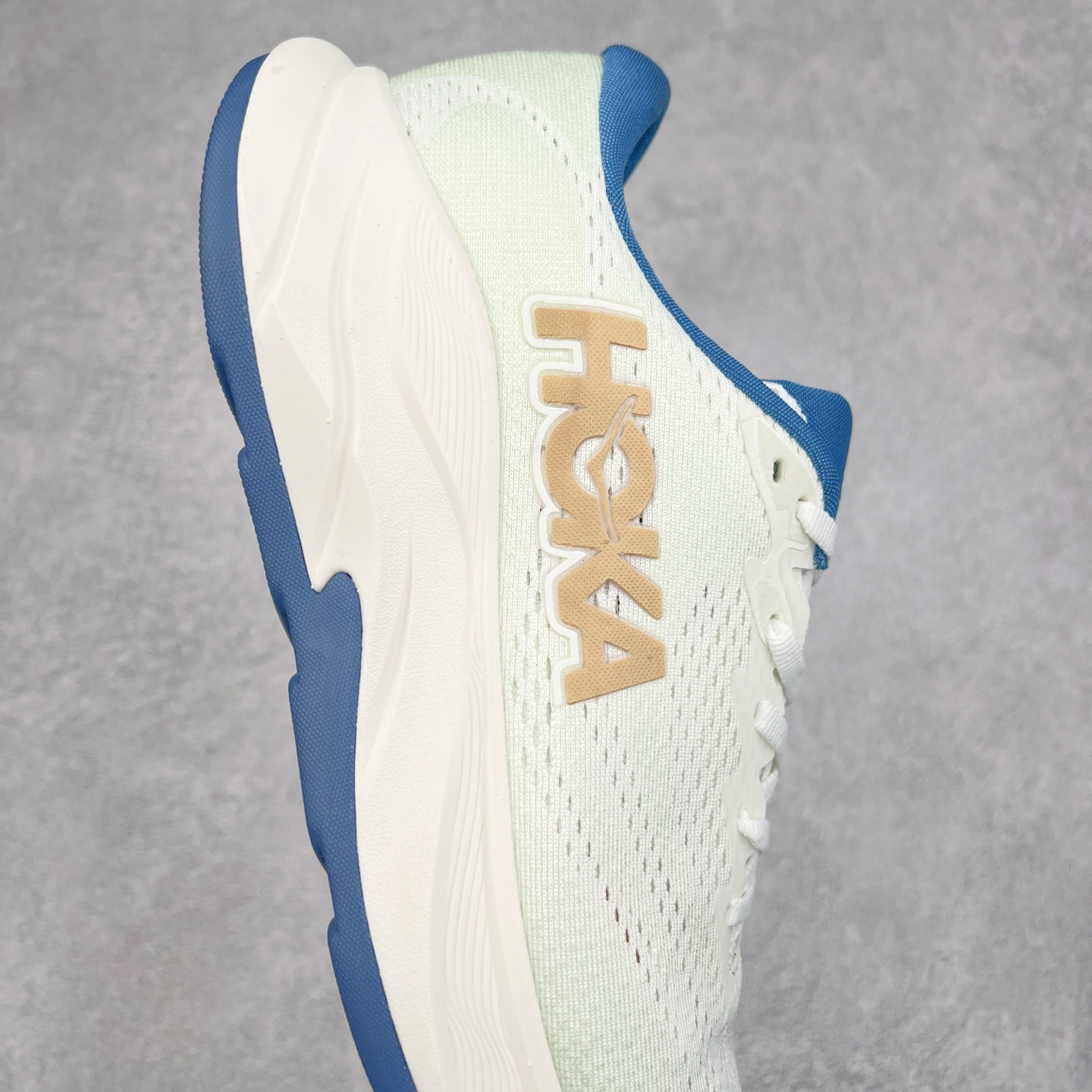 图片[6]-HOKA ONE ONE RINCON 4 舒适防滑耐磨低帮休闲跑步鞋 Rincon 4 是一款日常训练用的跑步鞋，踩上去的感觉很结实。它适合中短距离跑步，但如果您习惯于稍硬的感觉，也可以用于长距离跑步。但它的速度不够快，不能作为速度训练鞋，也不够柔软，不能作为恢复训练鞋，日常里程跑才是它的优势所在。如果您想尝试 Hoka 跑鞋，又想享受极具竞争力的价格，那就试试这款鞋吧。尺码：36 36.5 37.5 38 38.5 39 40 40.5 41 42 42.5 43 44 44.5 45-选品中心