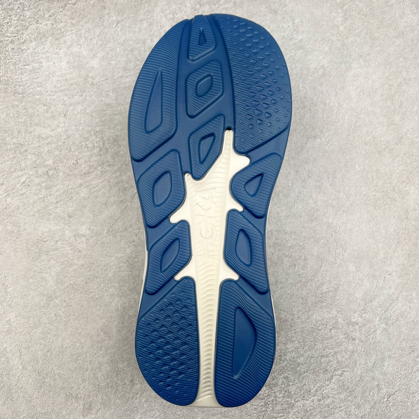 图片[9]-HOKA ONE ONE RINCON 4 舒适防滑耐磨低帮休闲跑步鞋 Rincon 4 是一款日常训练用的跑步鞋，踩上去的感觉很结实。它适合中短距离跑步，但如果您习惯于稍硬的感觉，也可以用于长距离跑步。但它的速度不够快，不能作为速度训练鞋，也不够柔软，不能作为恢复训练鞋，日常里程跑才是它的优势所在。如果您想尝试 Hoka 跑鞋，又想享受极具竞争力的价格，那就试试这款鞋吧。尺码：36 36.5 37.5 38 38.5 39 40 40.5 41 42 42.5 43 44 44.5 45-选品中心