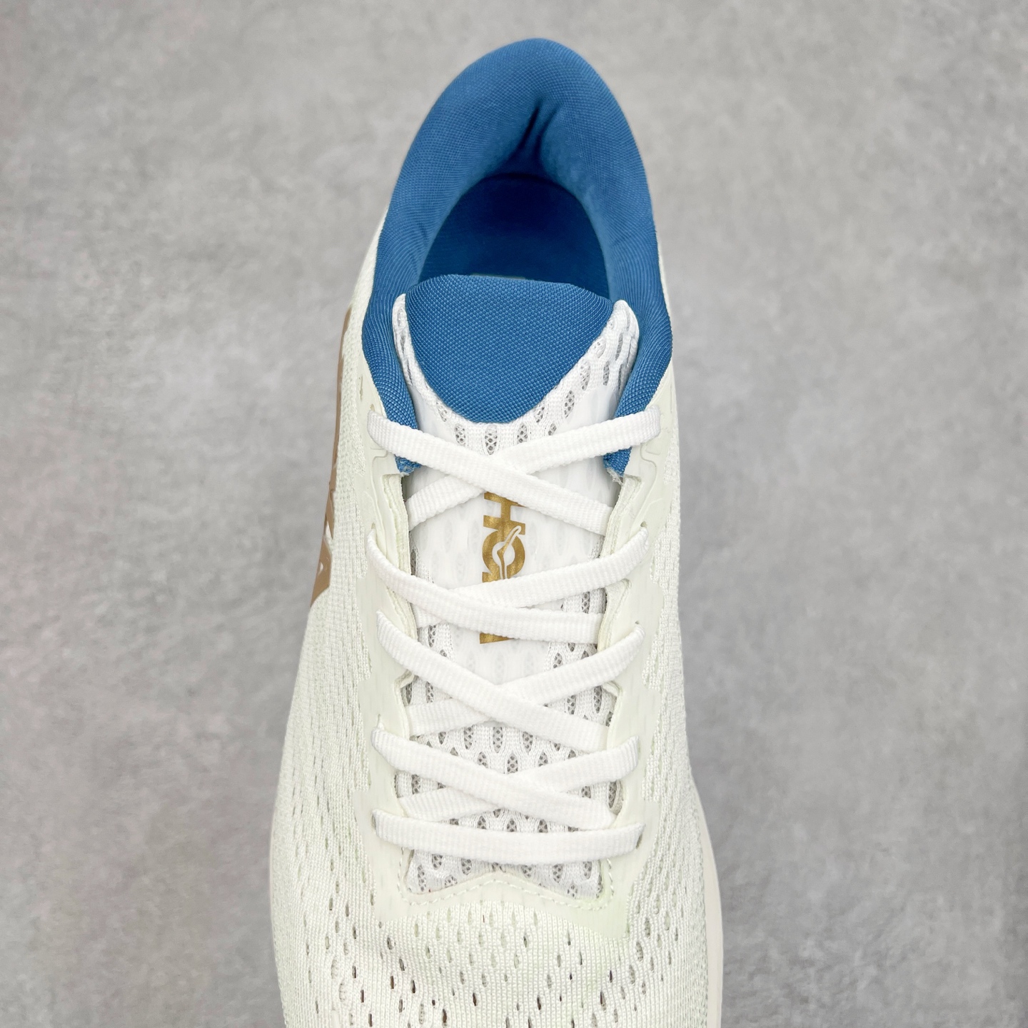 图片[5]-HOKA ONE ONE RINCON 4 舒适防滑耐磨低帮休闲跑步鞋 Rincon 4 是一款日常训练用的跑步鞋，踩上去的感觉很结实。它适合中短距离跑步，但如果您习惯于稍硬的感觉，也可以用于长距离跑步。但它的速度不够快，不能作为速度训练鞋，也不够柔软，不能作为恢复训练鞋，日常里程跑才是它的优势所在。如果您想尝试 Hoka 跑鞋，又想享受极具竞争力的价格，那就试试这款鞋吧。尺码：36 36.5 37.5 38 38.5 39 40 40.5 41 42 42.5 43 44 44.5 45-选品中心