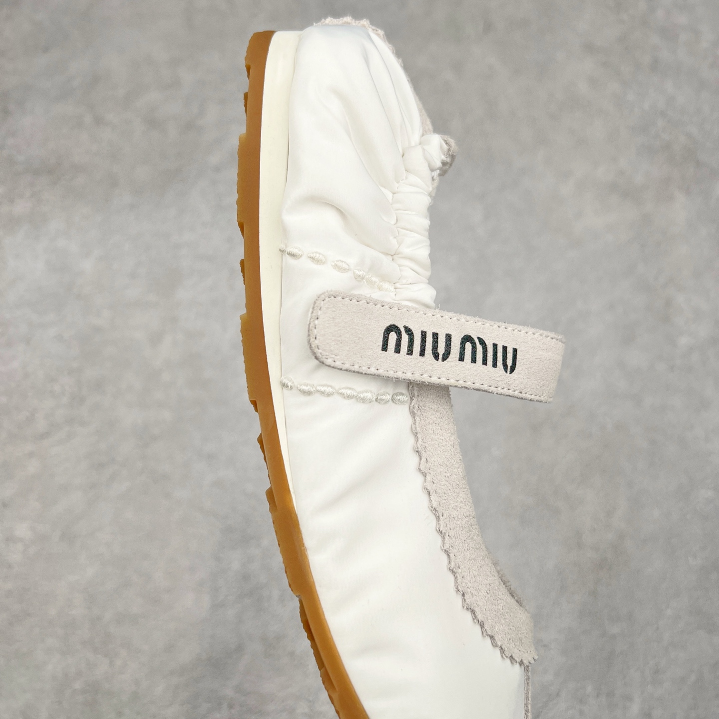 图片[6]-MiuMiu/缪缪25ss早春走秀新款一脚蹬懒人鞋玛丽珍芭蕾舞鞋·平底单鞋 官方春夏走秀新款，时髦百搭·即可咸又可甜·一点也不磨脚·无论光脚穿还是搭配袜子穿都超级减龄 ♛ 超级无敌百搭！（✅ZP开发） 鞋面：翻毛皮➕原版布料 内里：羊皮 鞋底：原版大底 尺码：35-40-选品中心