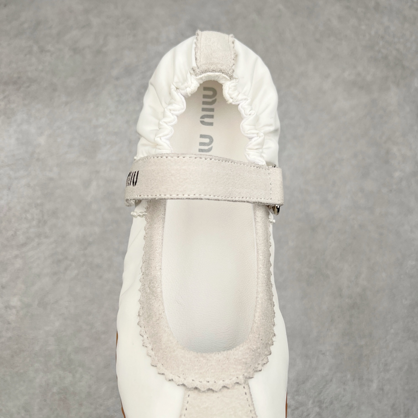 图片[5]-MiuMiu/缪缪25ss早春走秀新款一脚蹬懒人鞋玛丽珍芭蕾舞鞋·平底单鞋 官方春夏走秀新款，时髦百搭·即可咸又可甜·一点也不磨脚·无论光脚穿还是搭配袜子穿都超级减龄 ♛ 超级无敌百搭！（✅ZP开发） 鞋面：翻毛皮➕原版布料 内里：羊皮 鞋底：原版大底 尺码：35-40-选品中心