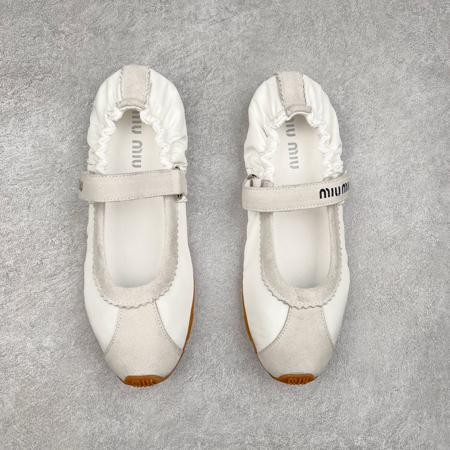 图片[2]-MiuMiu/缪缪25ss早春走秀新款一脚蹬懒人鞋玛丽珍芭蕾舞鞋·平底单鞋 官方春夏走秀新款，时髦百搭·即可咸又可甜·一点也不磨脚·无论光脚穿还是搭配袜子穿都超级减龄 ♛ 超级无敌百搭！（✅ZP开发） 鞋面：翻毛皮➕原版布料 内里：羊皮 鞋底：原版大底 尺码：35-40-选品中心