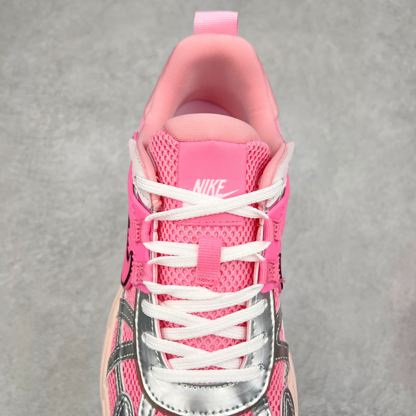 图片[5]-NK V2K Runtekk 减震防滑低帮 复古老爹鞋跑步鞋 FD0736-100 鞋款被命名为 Runtekk 设计上借鉴了 2000 年的跑鞋风格 配色上以金属银为主调 简练又有复古运动气质 材质上使用大面积网眼、皮革、TPU 组成 支撑和透气性肯定不错 中底处由 Cushlon 泡绵打造 保证在压马路时可以提供优秀脚感 并通过一手做旧氧化效果突出复古感 中底造型很容易让大家联想到巴黎世家3XL 增高效果同样不能忽视 尺码：36 36.5 37.5 38 38.5 39 40 40.5 41 42 42.5 43 44 44.5 45-选品中心