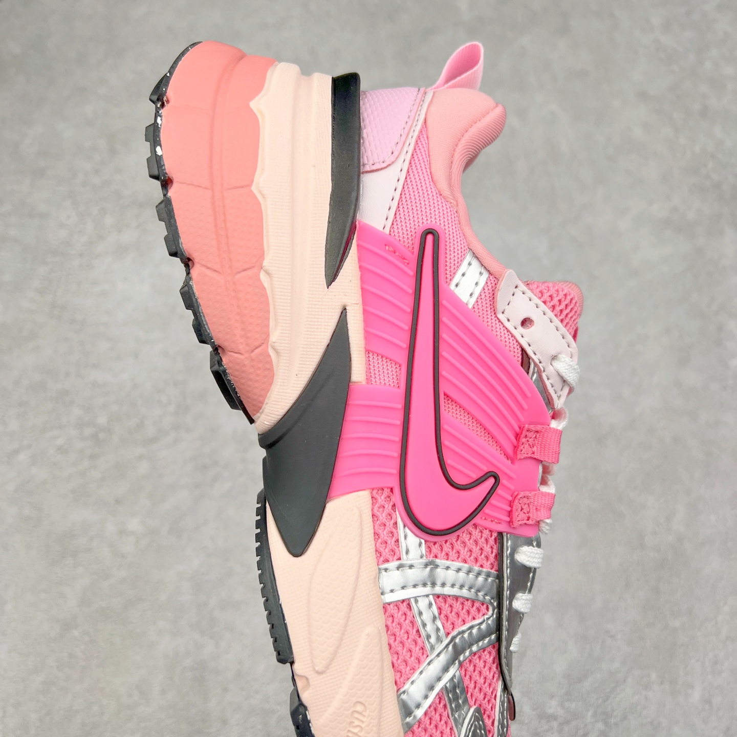 图片[6]-NK V2K Runtekk 减震防滑低帮 复古老爹鞋跑步鞋 FD0736-100 鞋款被命名为 Runtekk 设计上借鉴了 2000 年的跑鞋风格 配色上以金属银为主调 简练又有复古运动气质 材质上使用大面积网眼、皮革、TPU 组成 支撑和透气性肯定不错 中底处由 Cushlon 泡绵打造 保证在压马路时可以提供优秀脚感 并通过一手做旧氧化效果突出复古感 中底造型很容易让大家联想到巴黎世家3XL 增高效果同样不能忽视 尺码：36 36.5 37.5 38 38.5 39 40 40.5 41 42 42.5 43 44 44.5 45-选品中心