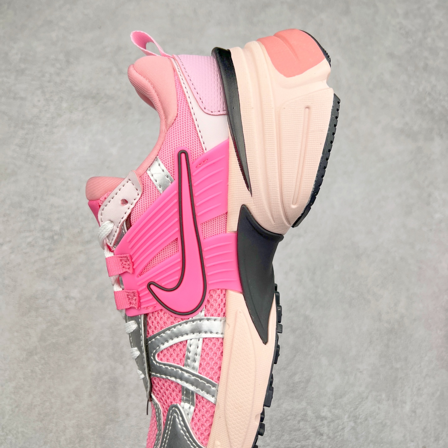 图片[7]-NK V2K Runtekk 减震防滑低帮 复古老爹鞋跑步鞋 FD0736-100 鞋款被命名为 Runtekk 设计上借鉴了 2000 年的跑鞋风格 配色上以金属银为主调 简练又有复古运动气质 材质上使用大面积网眼、皮革、TPU 组成 支撑和透气性肯定不错 中底处由 Cushlon 泡绵打造 保证在压马路时可以提供优秀脚感 并通过一手做旧氧化效果突出复古感 中底造型很容易让大家联想到巴黎世家3XL 增高效果同样不能忽视 尺码：36 36.5 37.5 38 38.5 39 40 40.5 41 42 42.5 43 44 44.5 45-选品中心